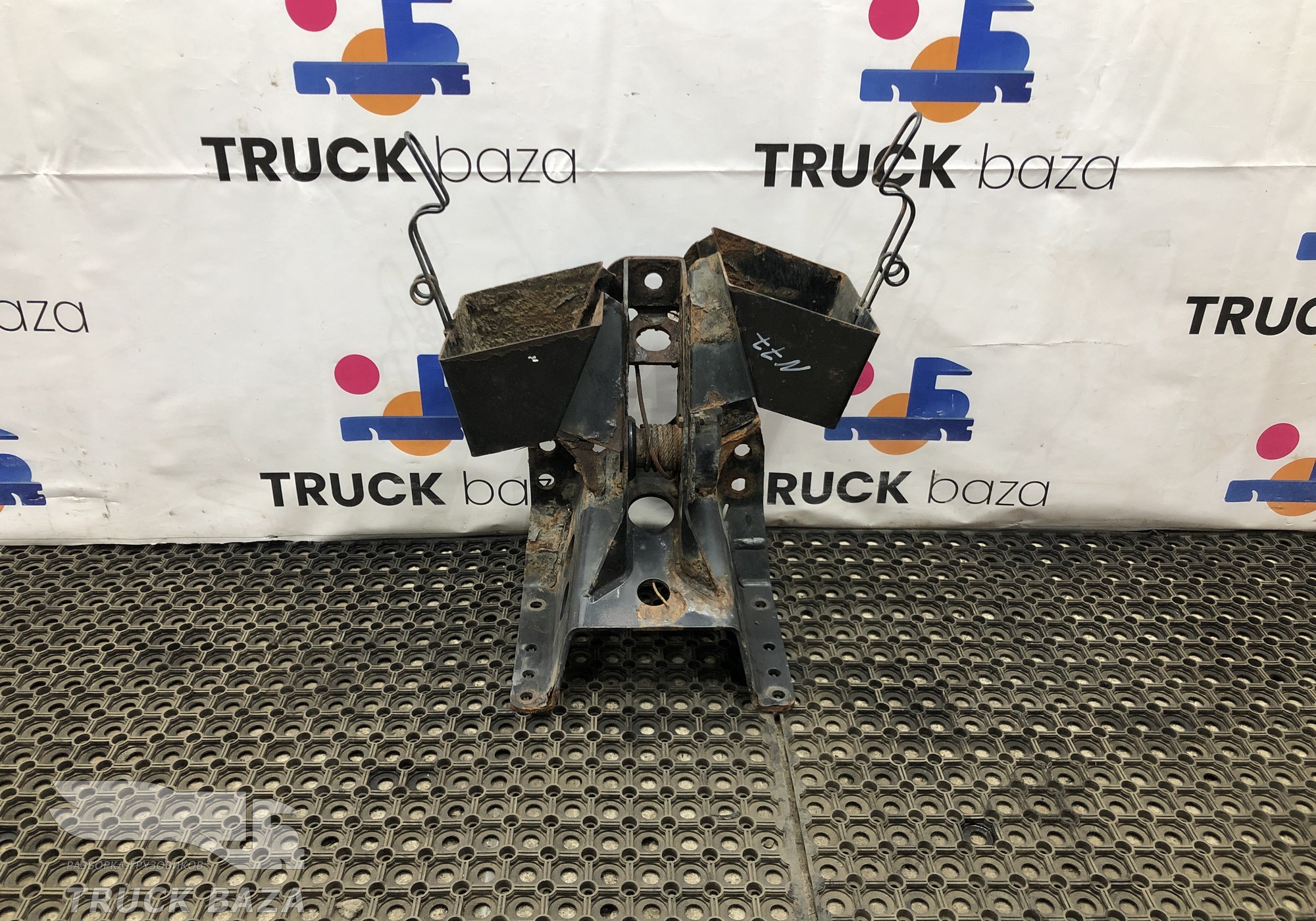 81424015344 Кронштейн запасного колеса