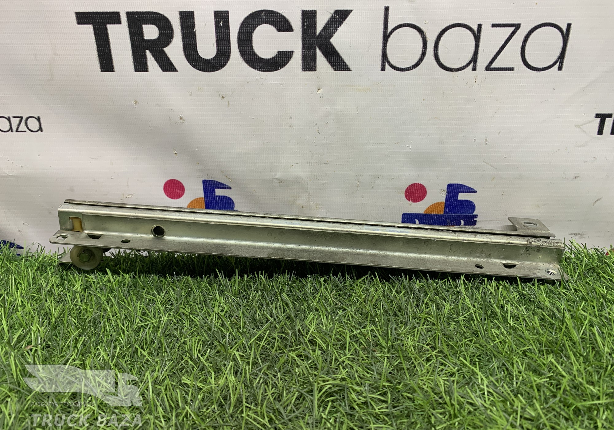 1297398 Направляющая столика левая