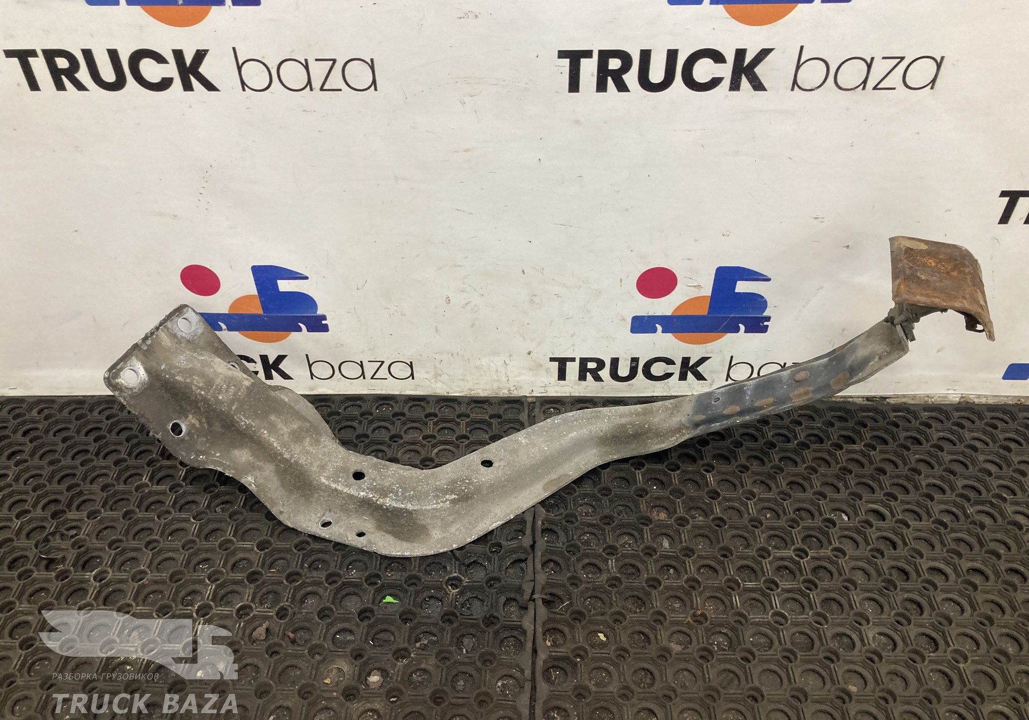 1866050 Кронштейн крыла правого