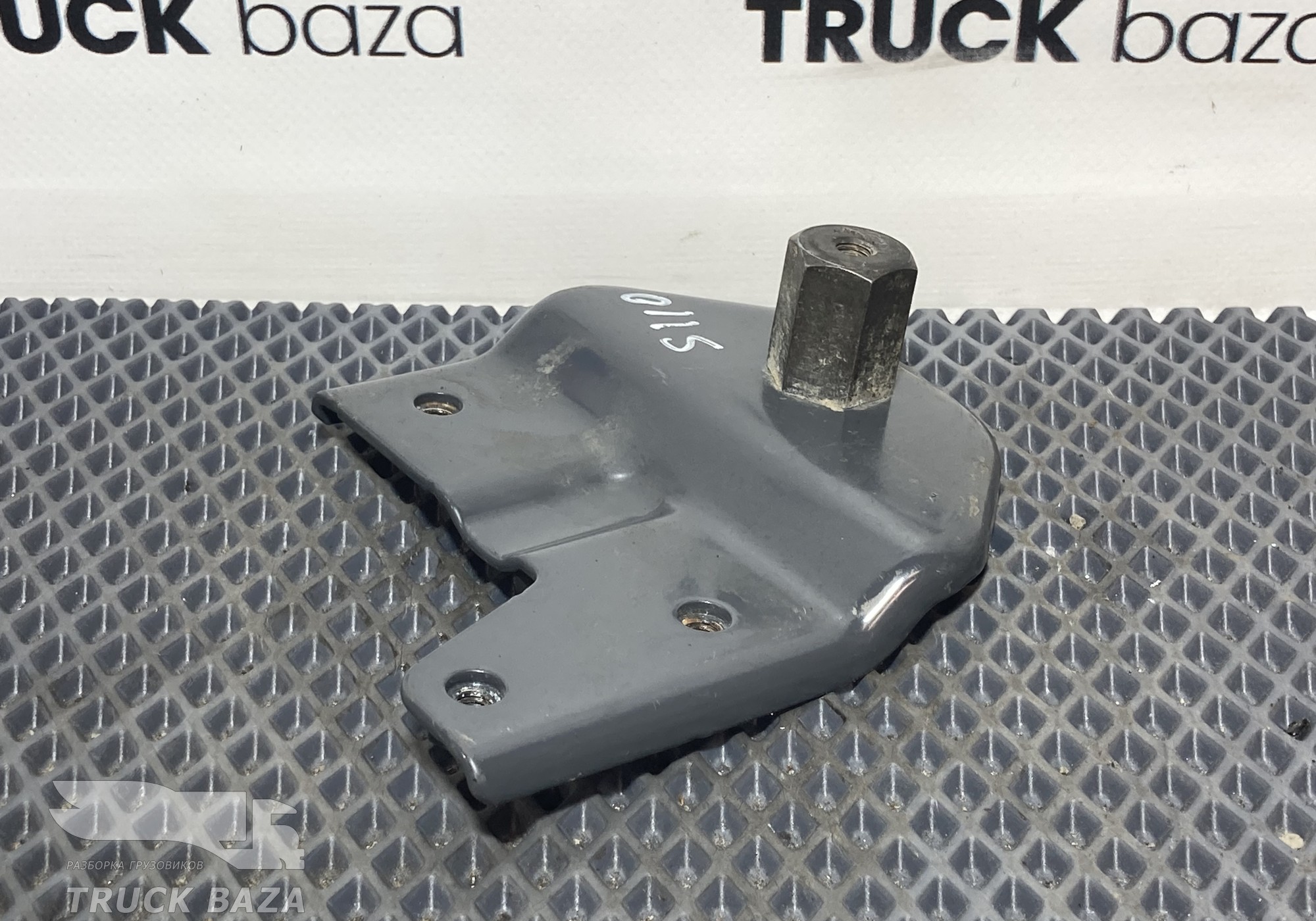 2325593 Кронштейн брызговика