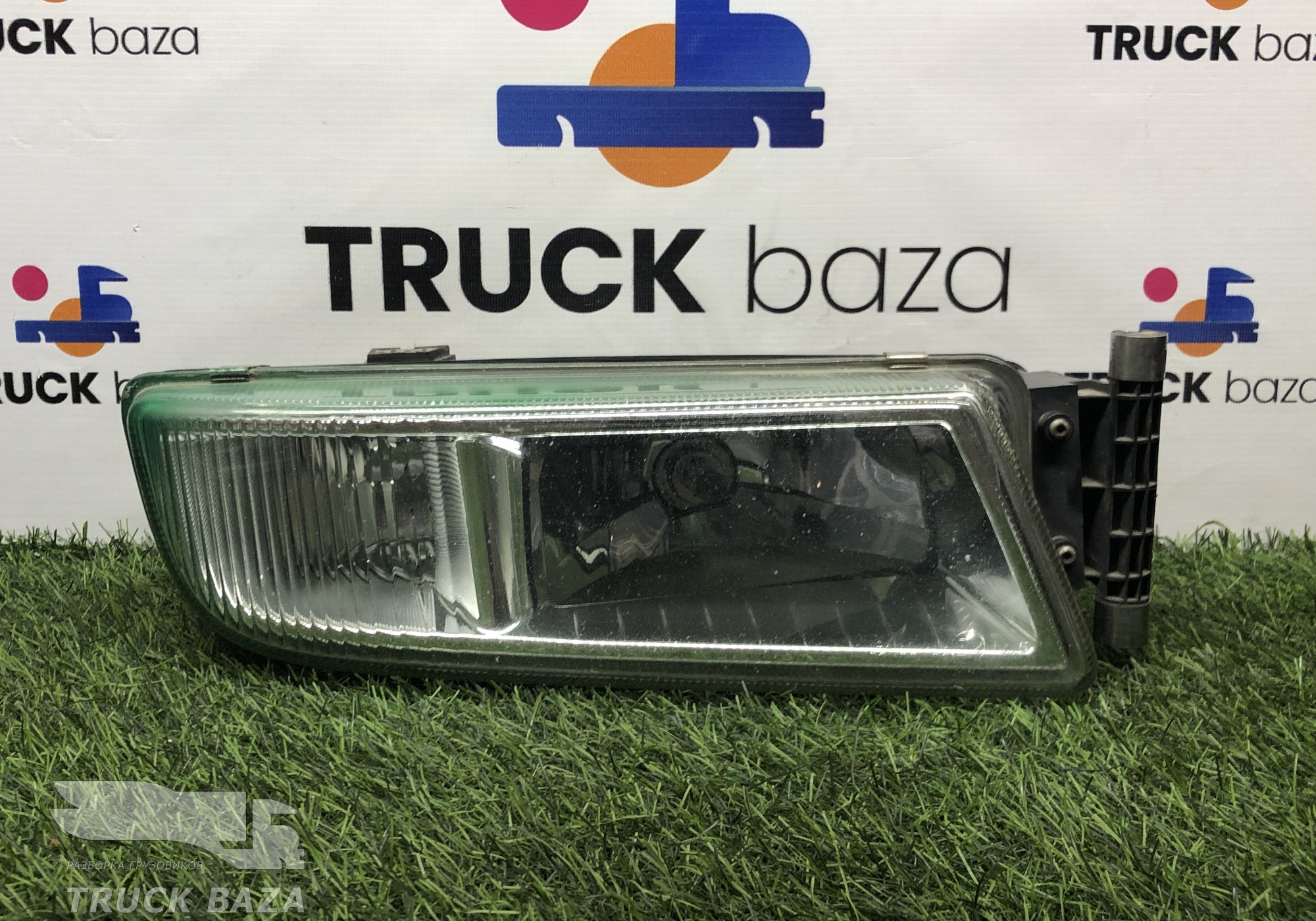 81251016522 Фара противотуманная правая