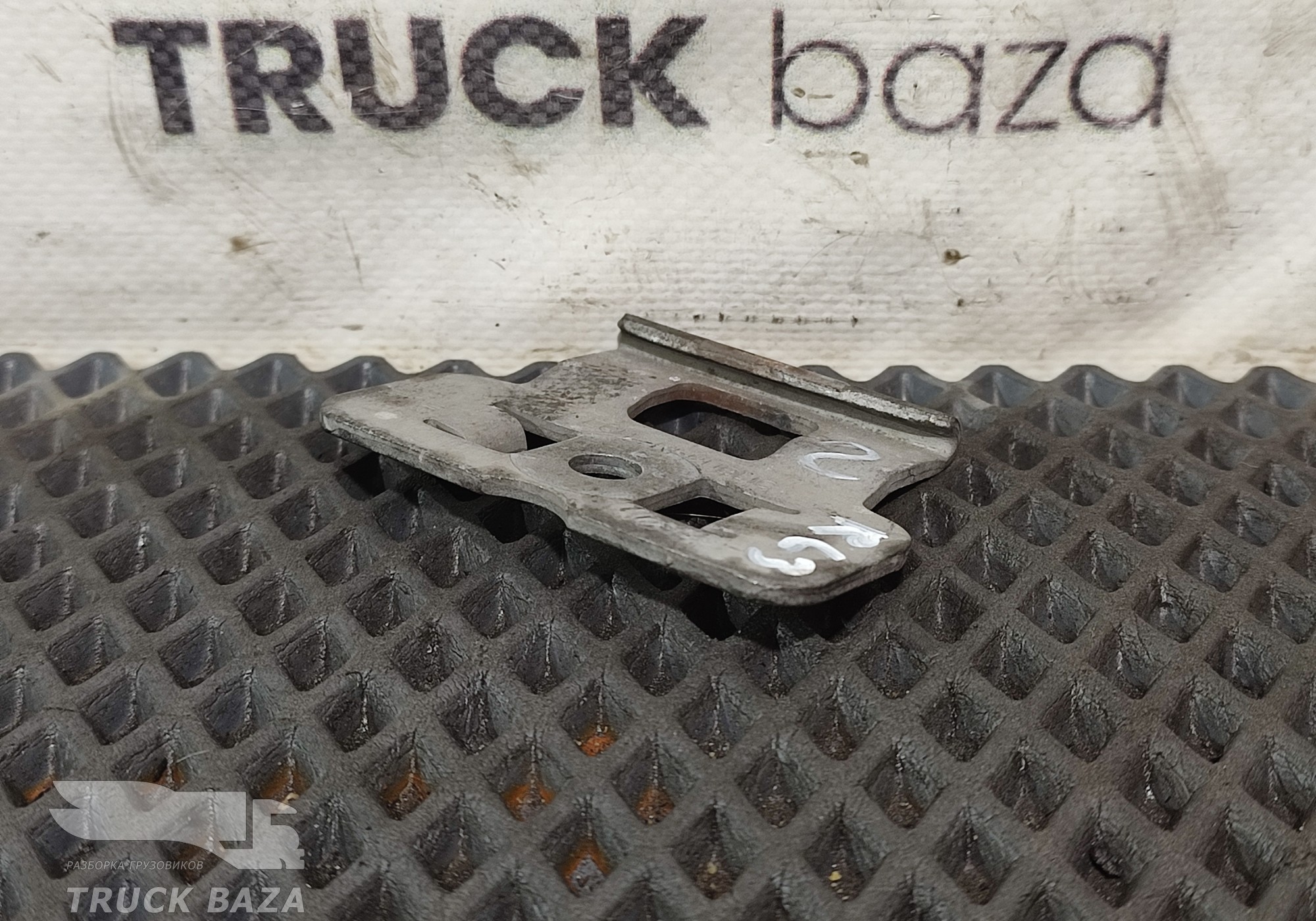 82250927 Кронштейн замка решетки капота для Renault T (с 2013)