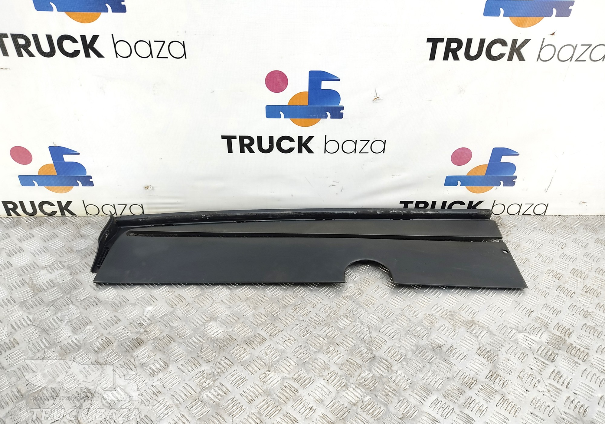 81624300096 Накладка шторки правая