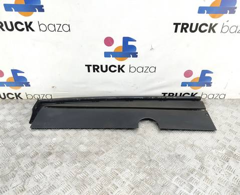 81624300096 Накладка шторки правая для Man