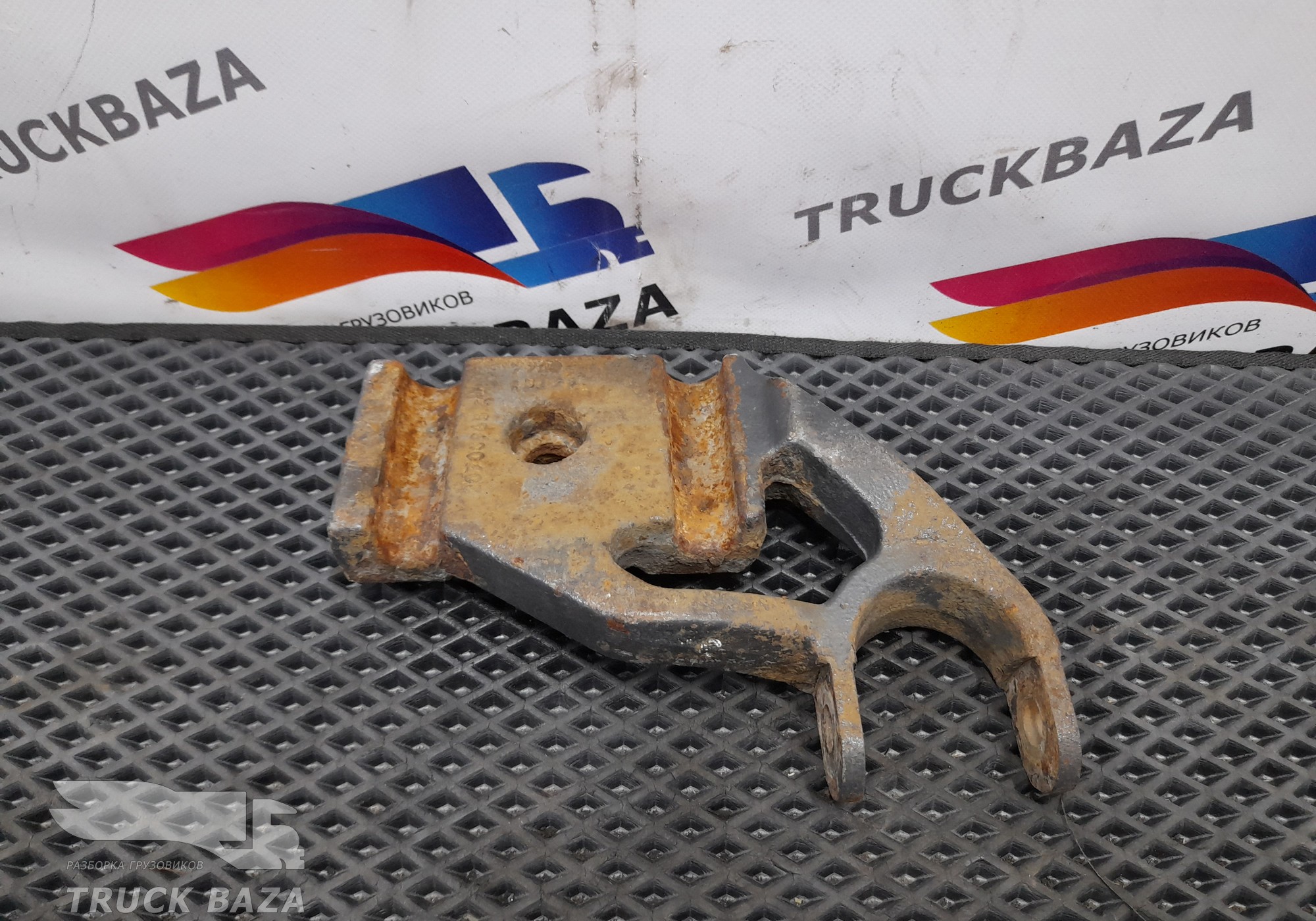 20703965 Кронштейн амортизатора левый для Volvo