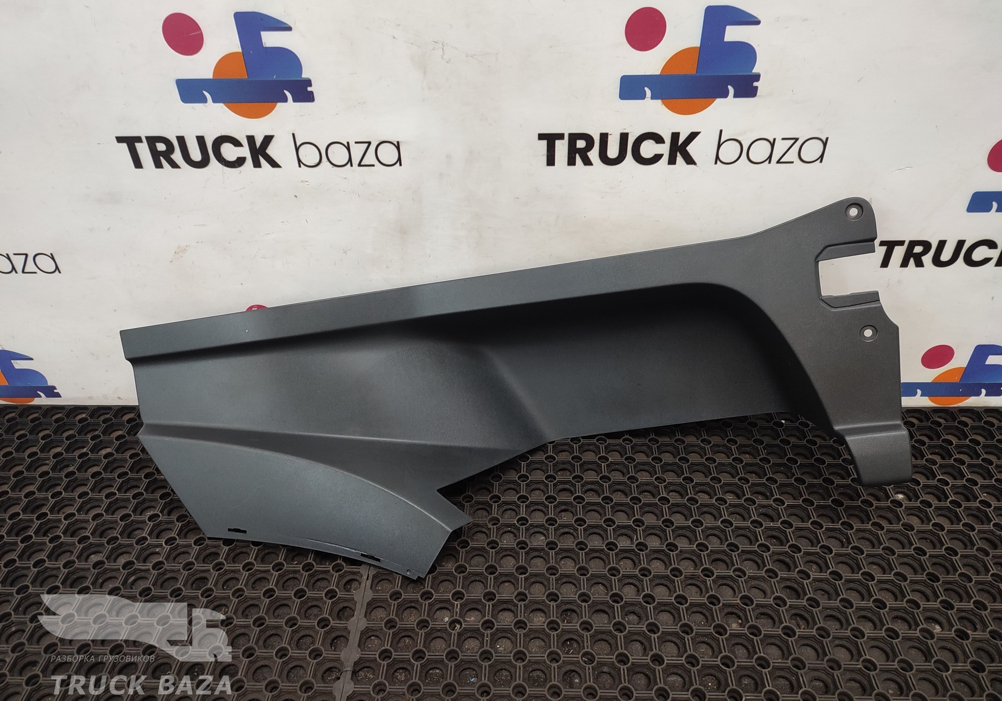 82819477 Накладка подножки правая для Volvo FH 4 (с 2012)