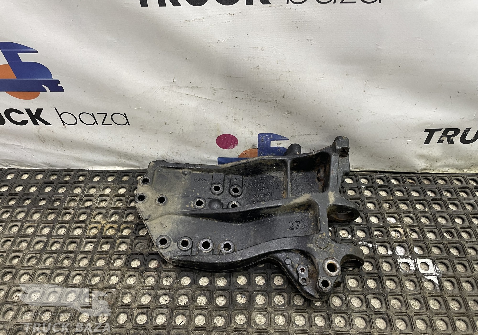 1846827 Кронштейн переднего бампера правый