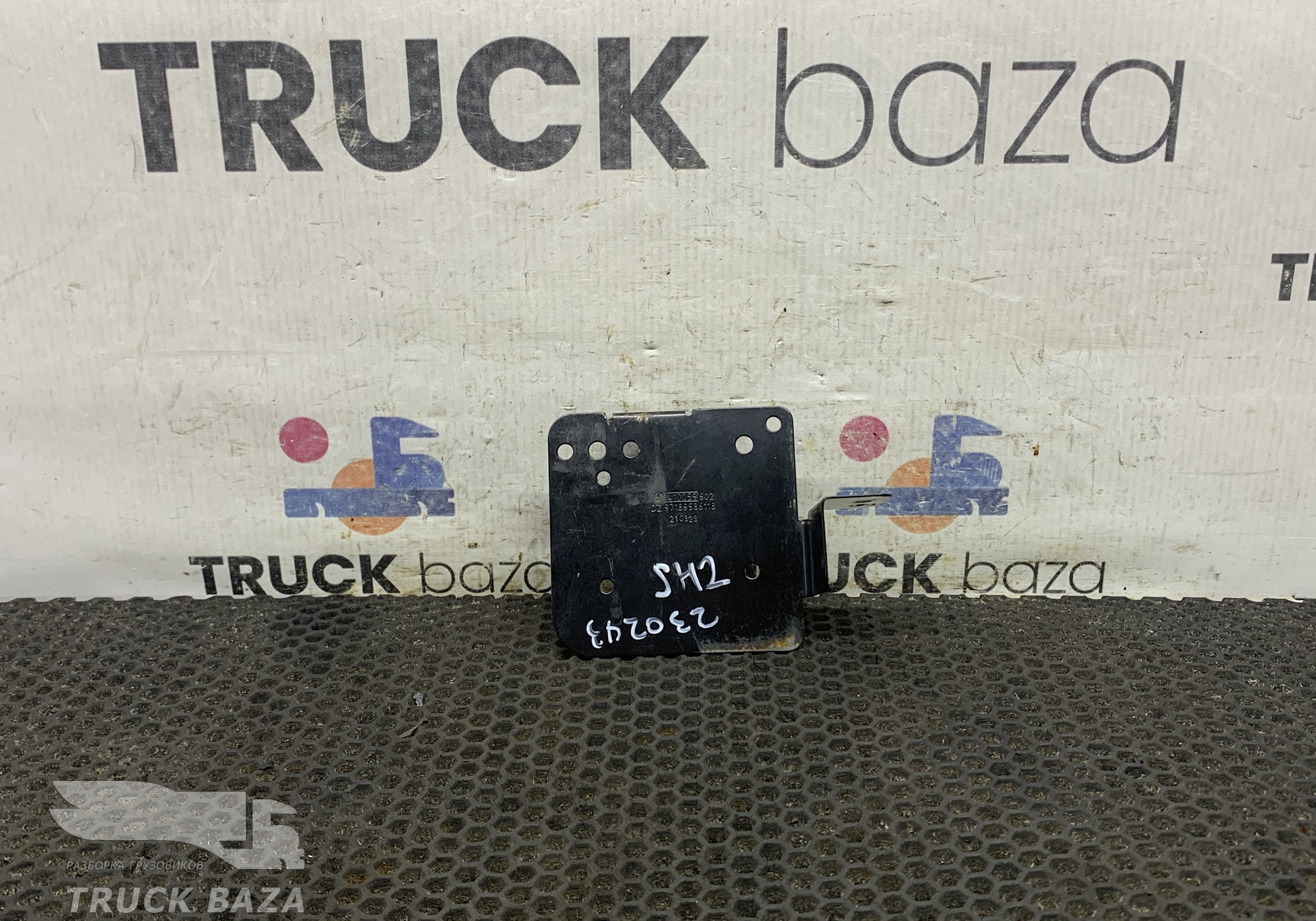 DZ97189586118 Кронштейн приборной панели правый для Shacman X3000 (с 2014)