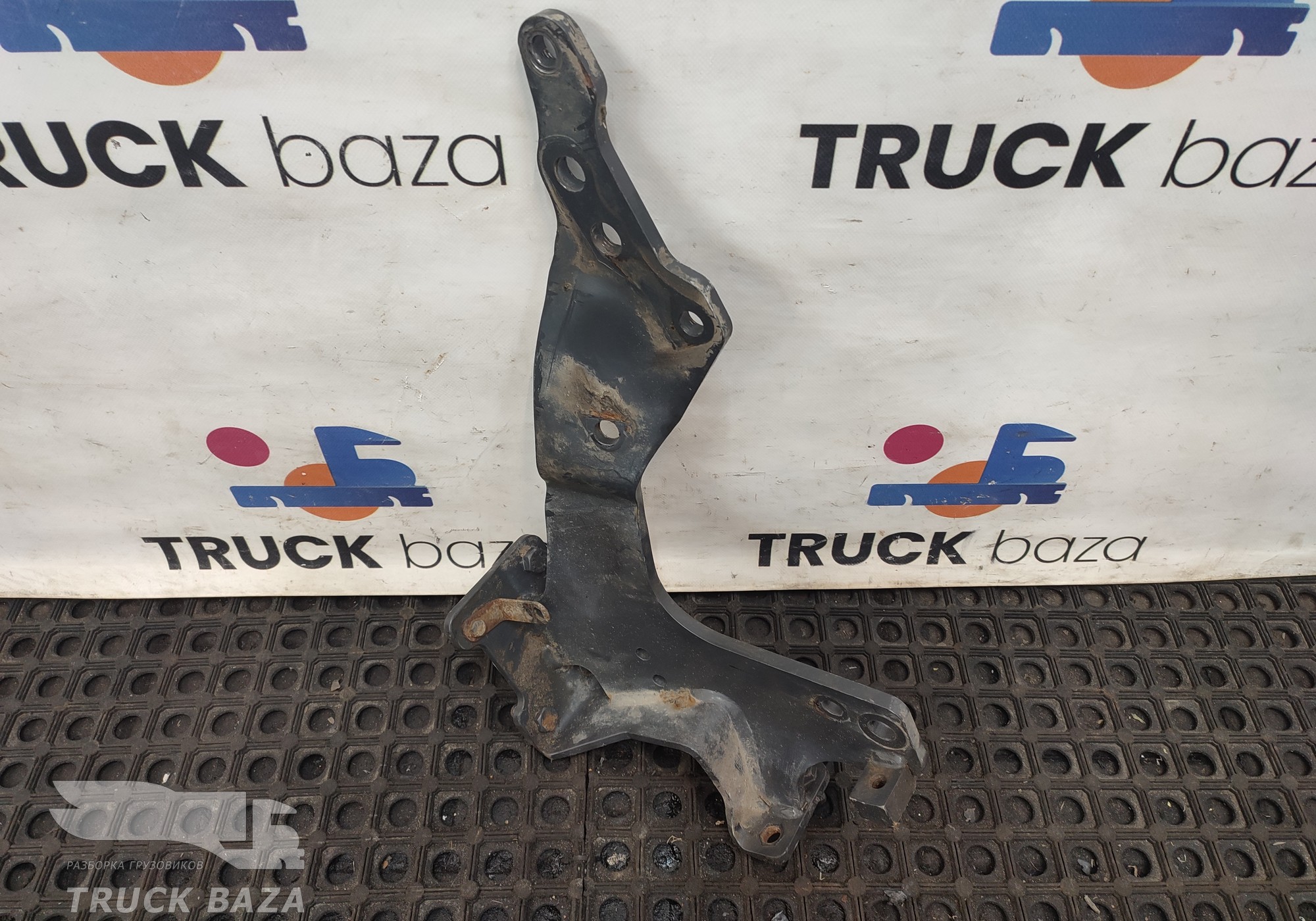 1802167 Кронштейн переднего бампера