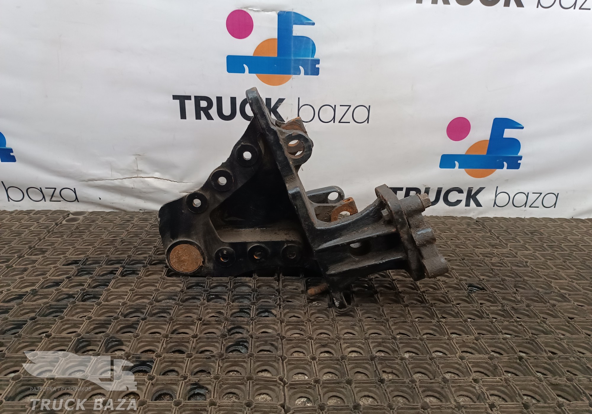 DZ95319690769 Кронштейн рессоры передней левый для Shacman X3000 (с 2014)