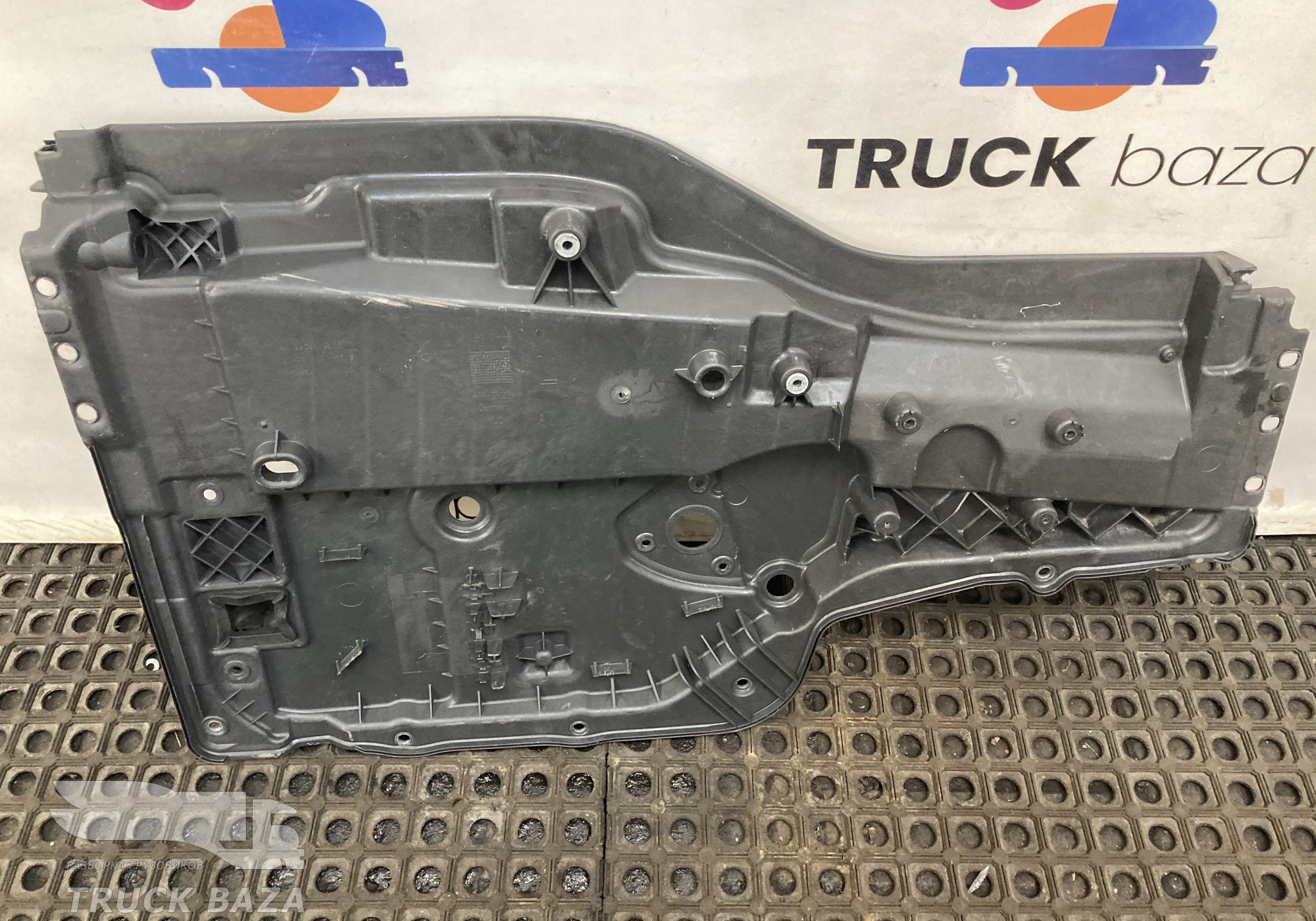 81626456055 Кронштейн стеклоподъемника левый