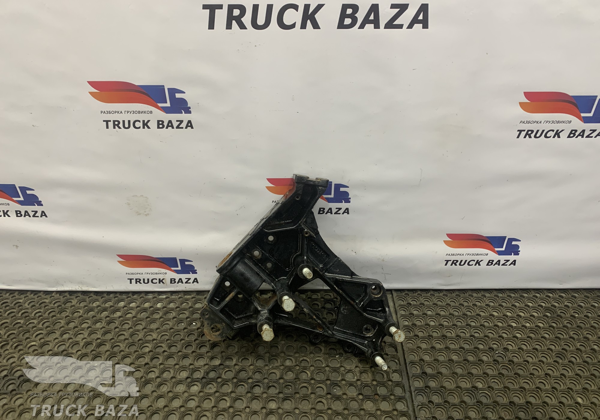 21767731 Кронштейн переднего бампера левый