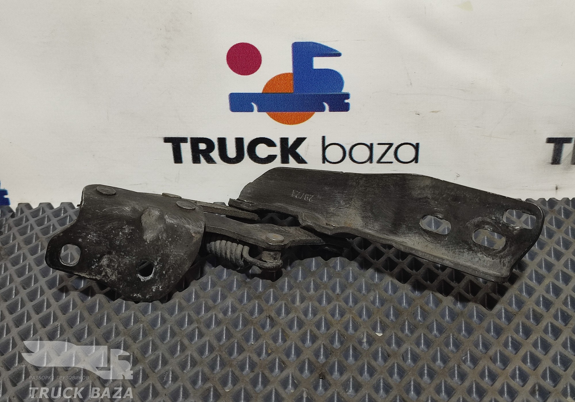 2491807 Петля дефлектора кабины правого