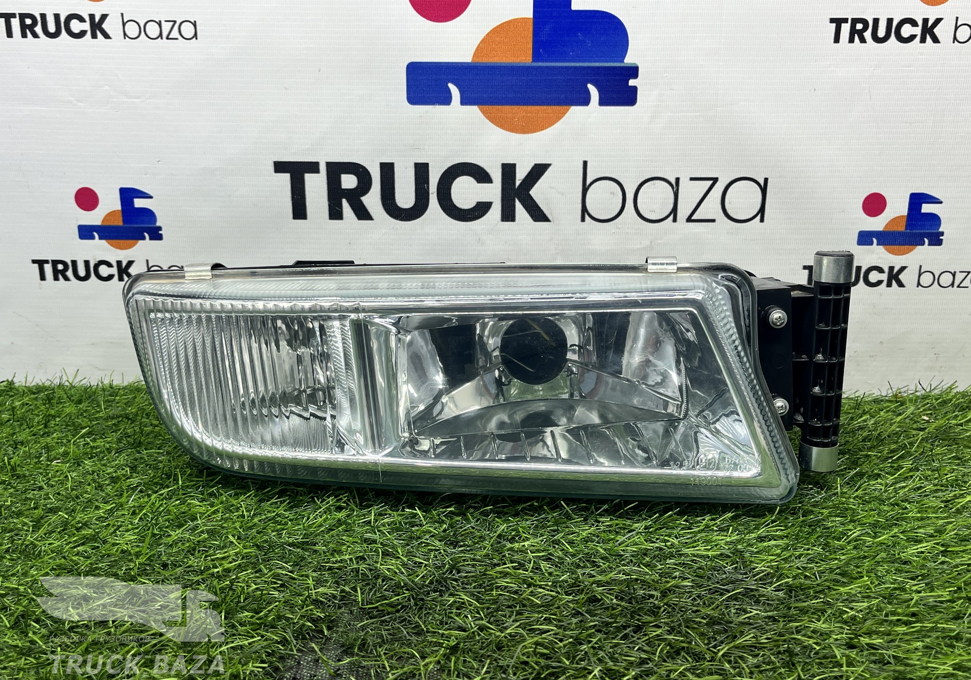 81251016522 Фара противотуманная правая