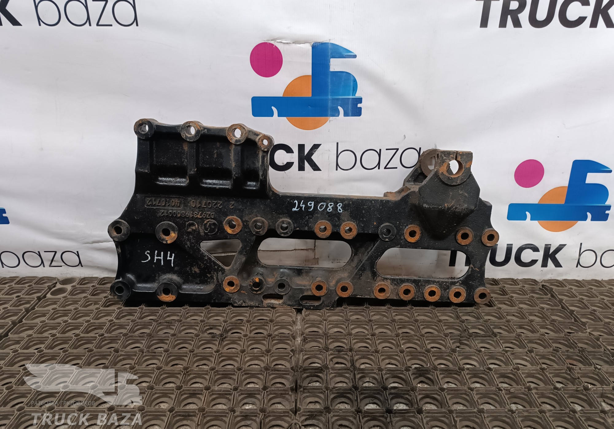 DZ97319800012 Кронштейн рессоры передней правый для Shacman X3000 (с 2014)