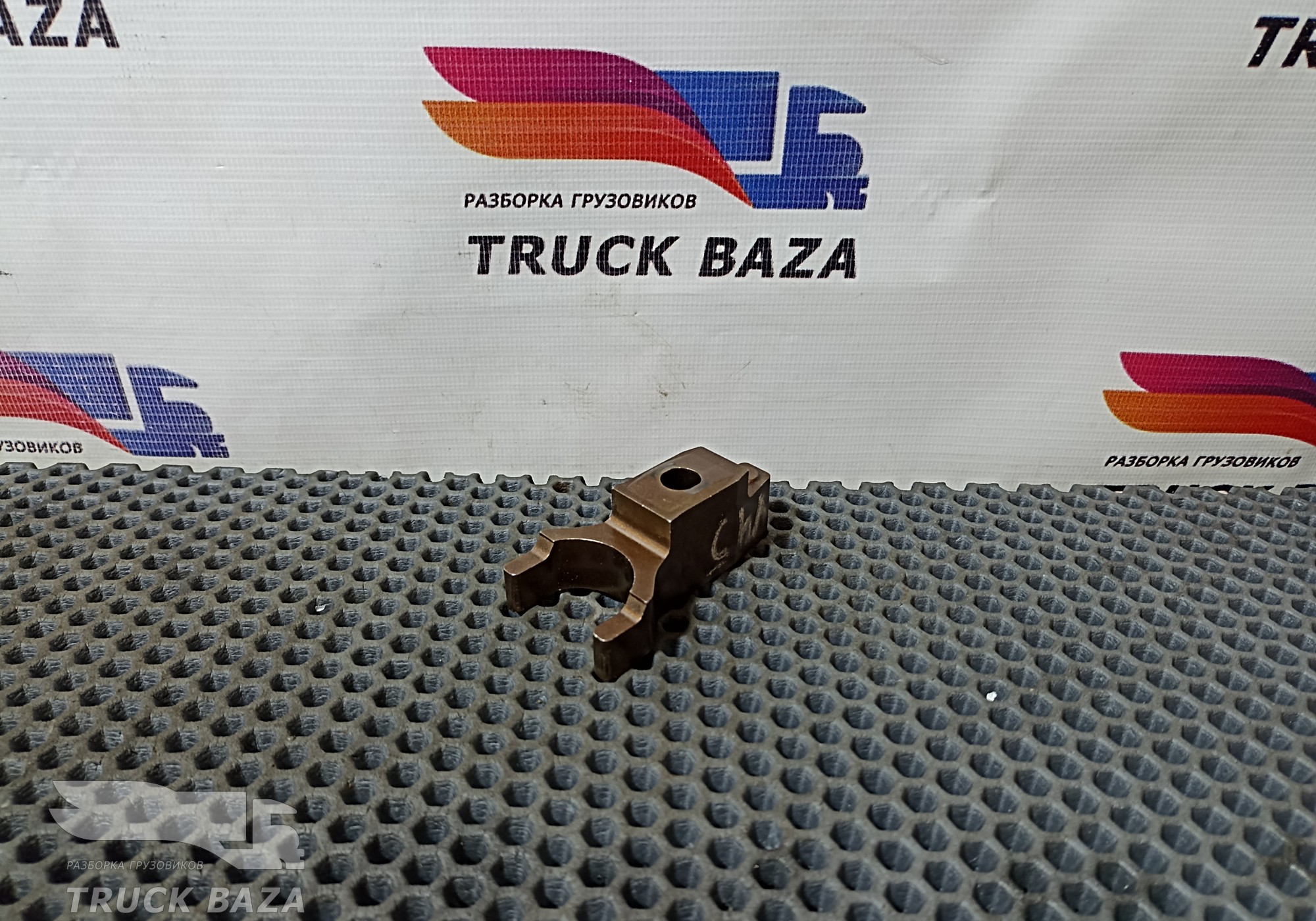 21425162 Кронштейн форсунки топливной для Renault Midlum