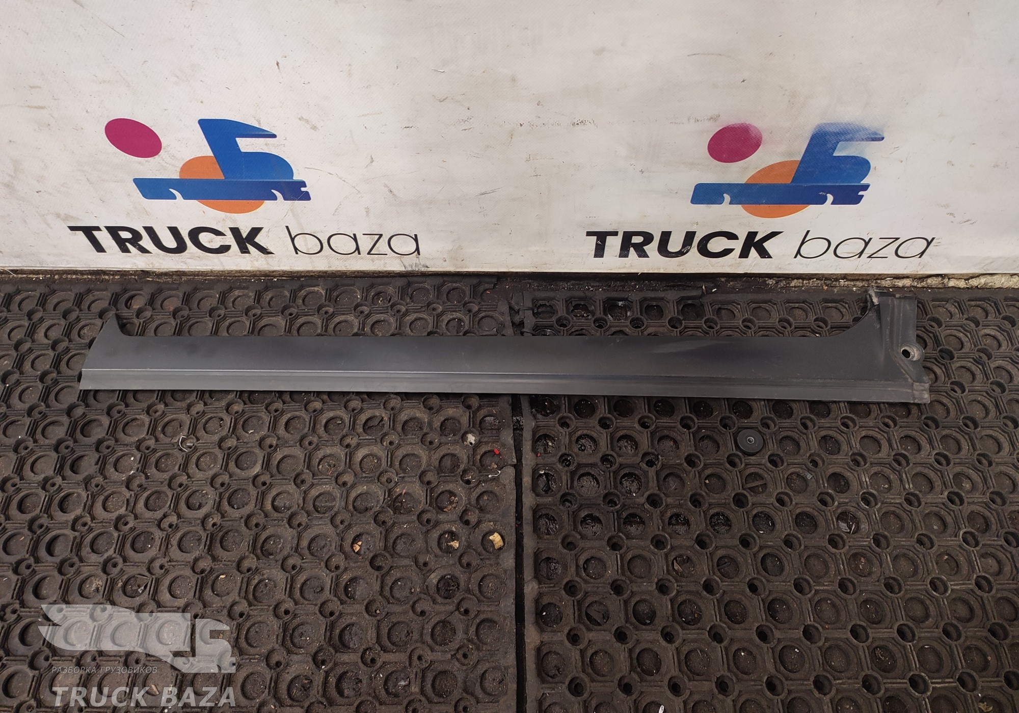 2323513 Накладка стойки правой