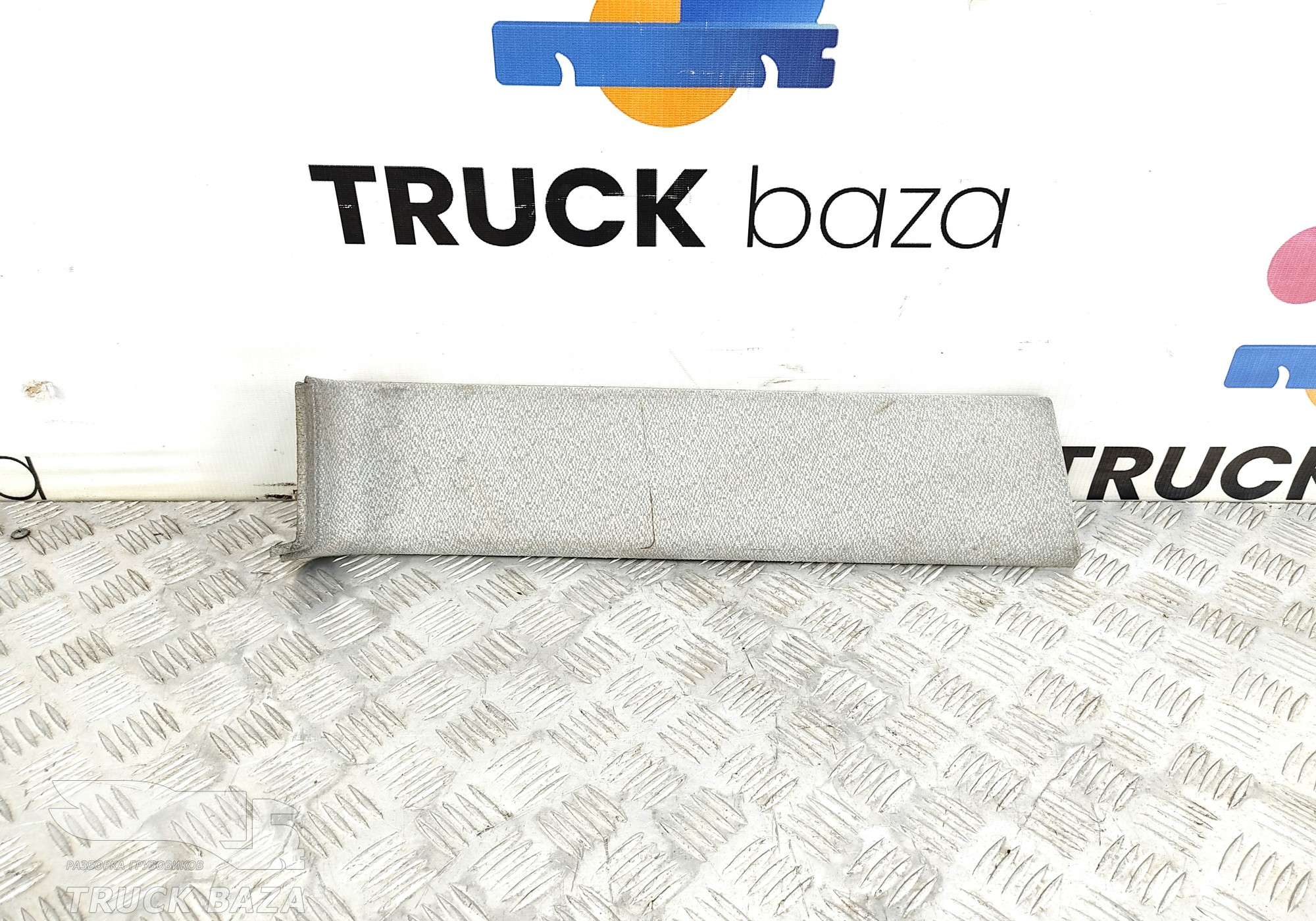 81629300154 Накладка салона правая