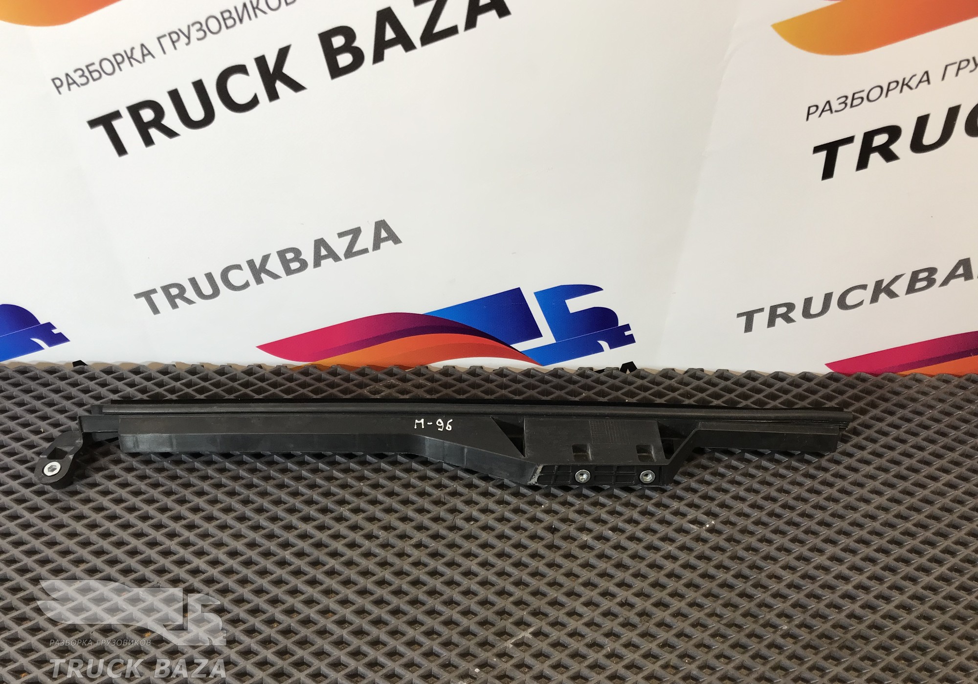 81626516008 Направляющая стекла правая для Man TGX