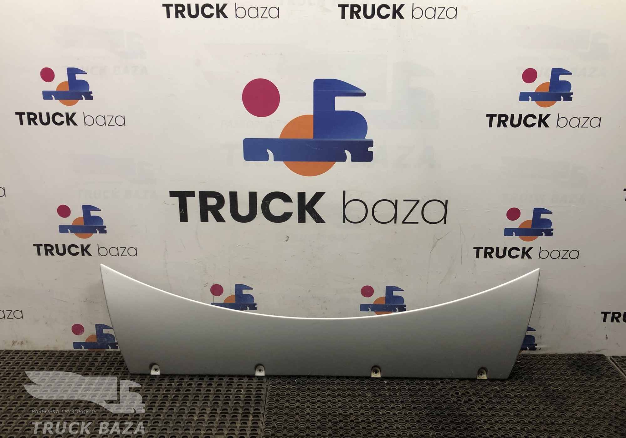 1675975 Спойлер кабины верхний