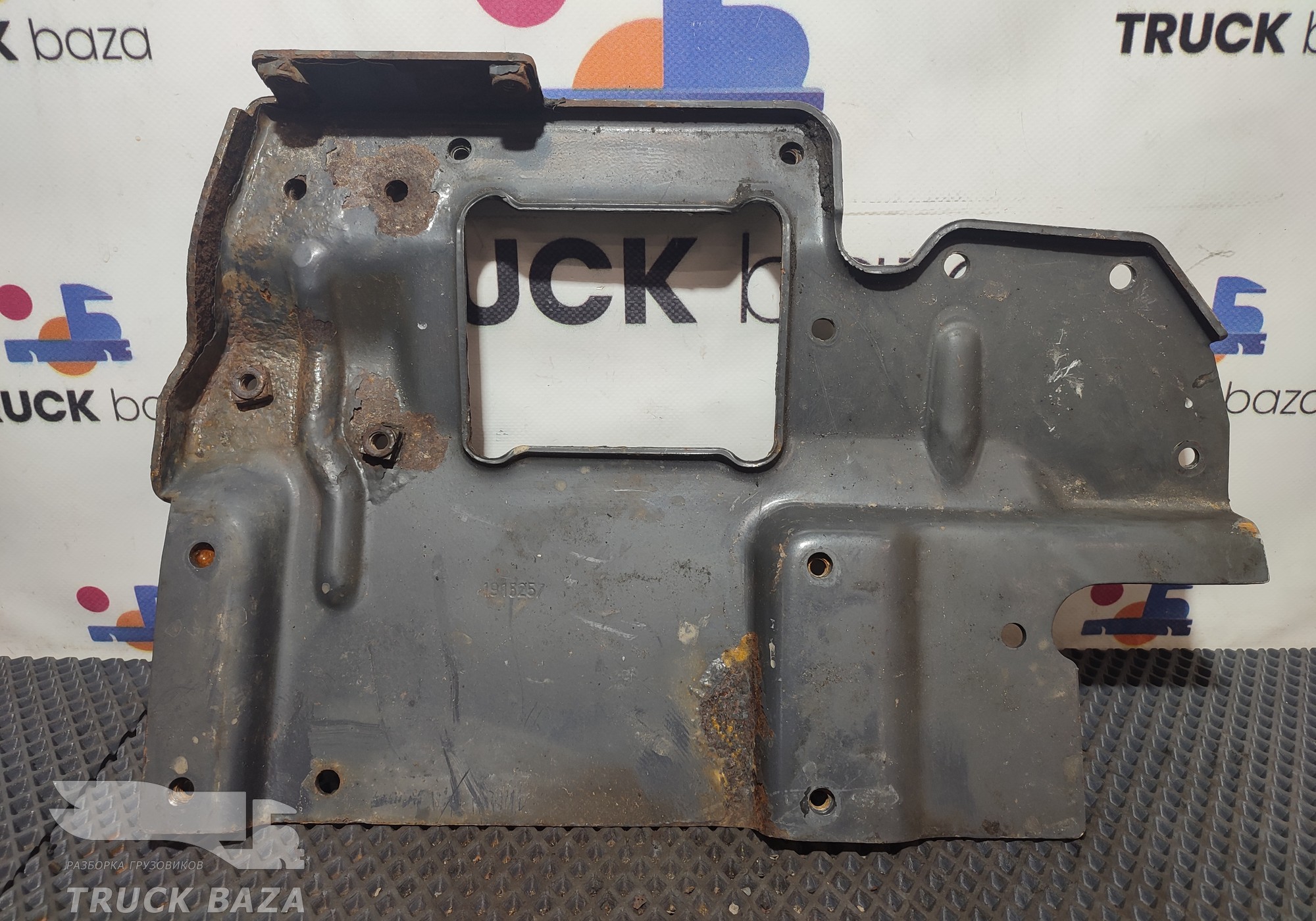 1915257 Кронштейн усилителя бампера правый для Scania 5-series