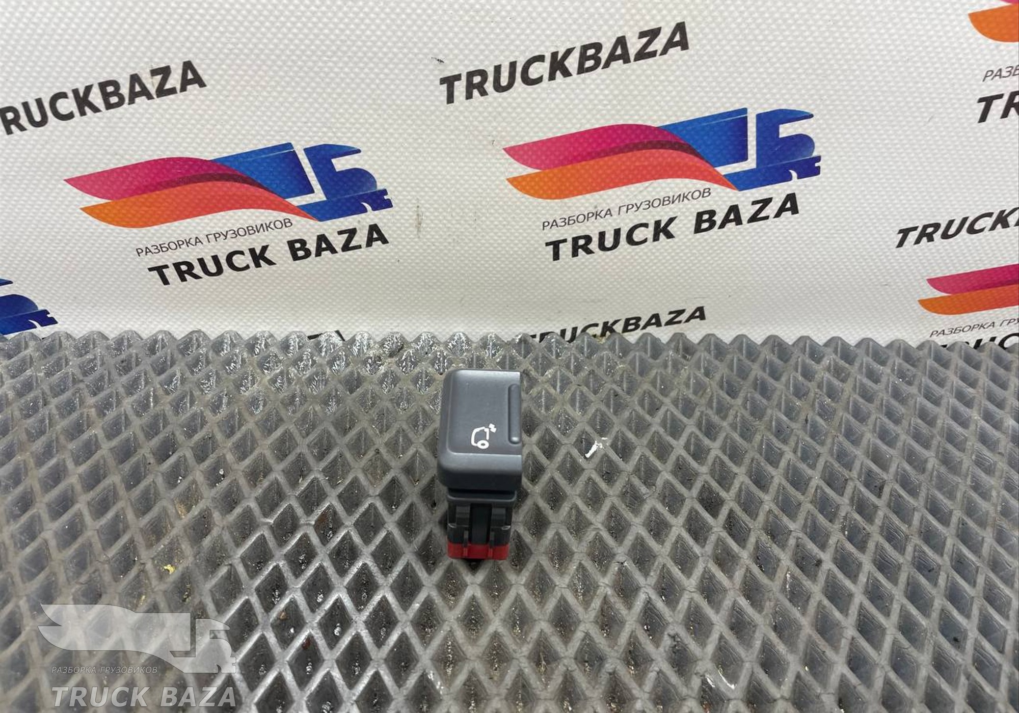 1832326 Кнопка люка для Daf XF106 (с 2012)