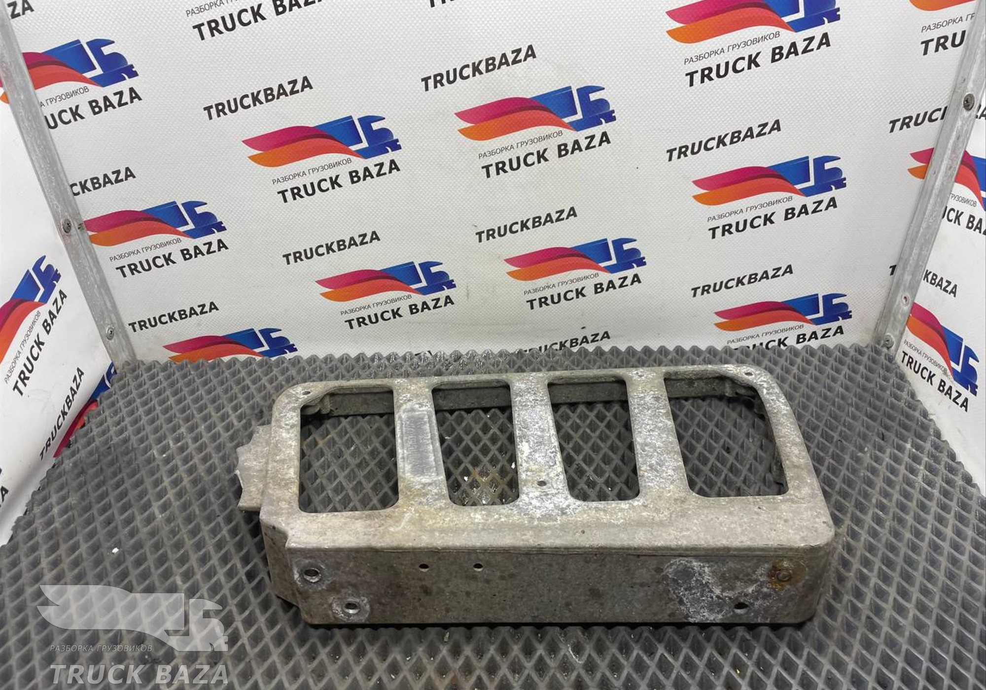 81615110026 Кронштейн подножки правый для Man TGX TG3 (с 2020)