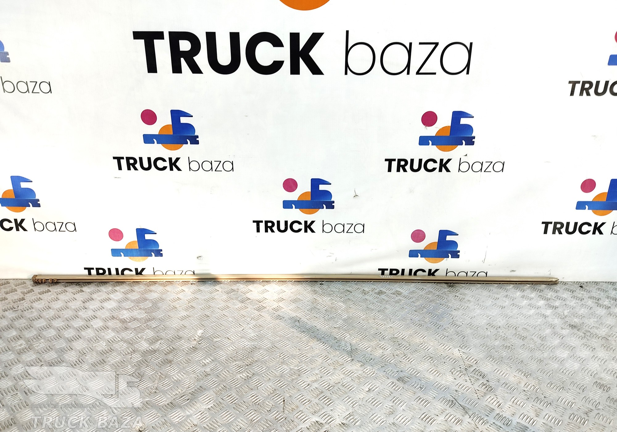 DZ14251610025 Направляющая шторки спальника для Shacman X3000 (с 2014)