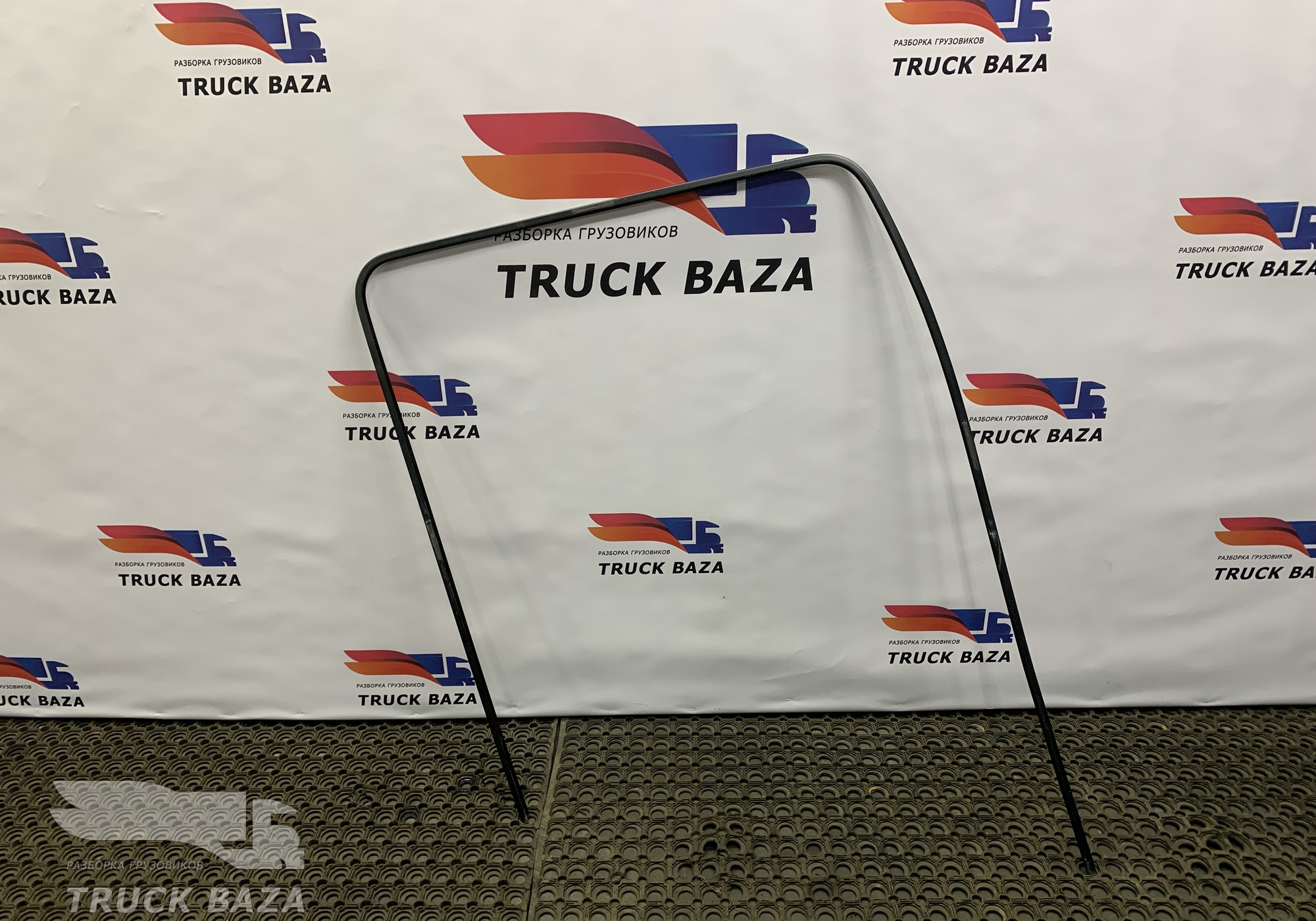 A9737200215 Направляющая стекла двери правой