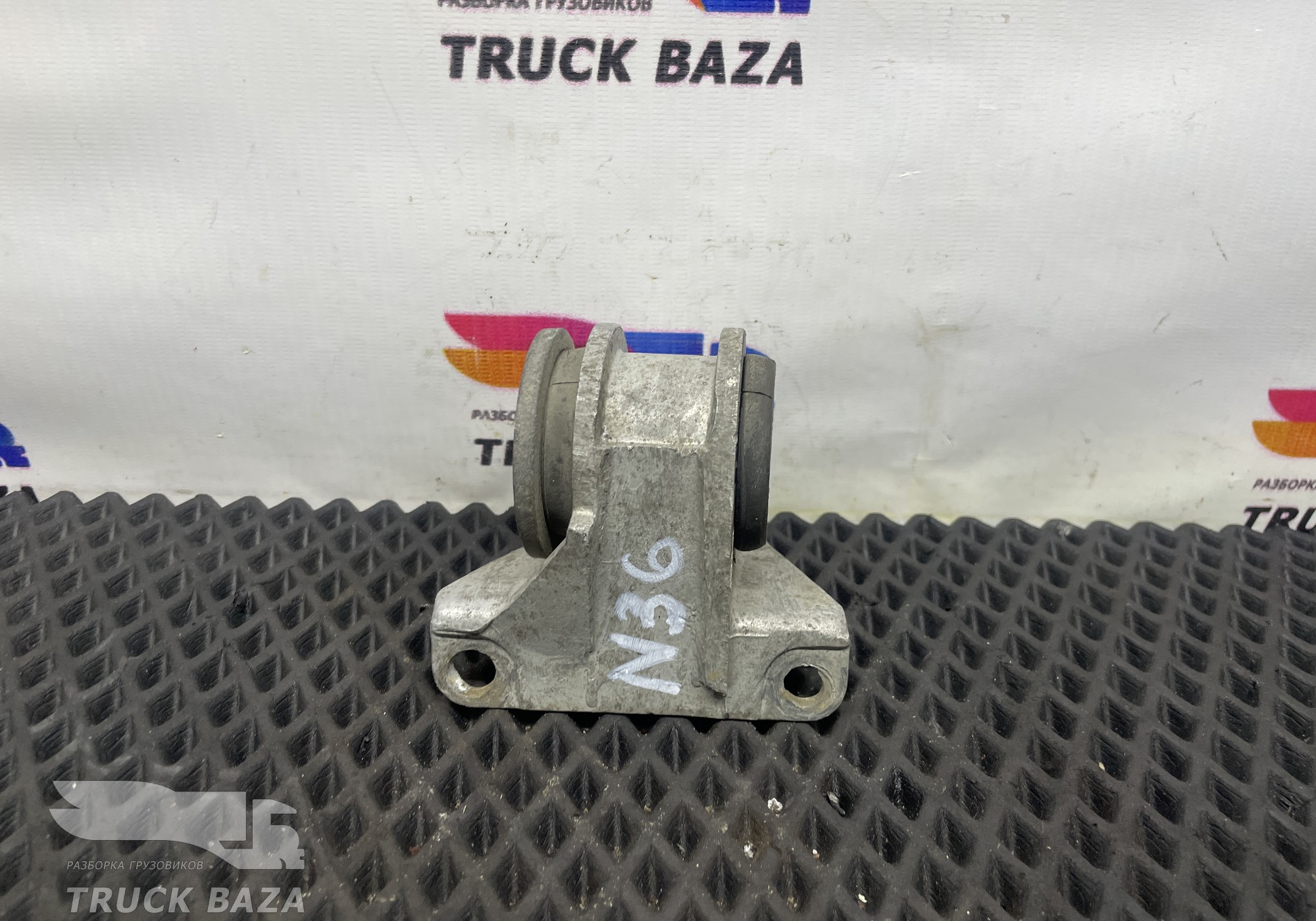 81062250005 Кронштейн радиатора левый