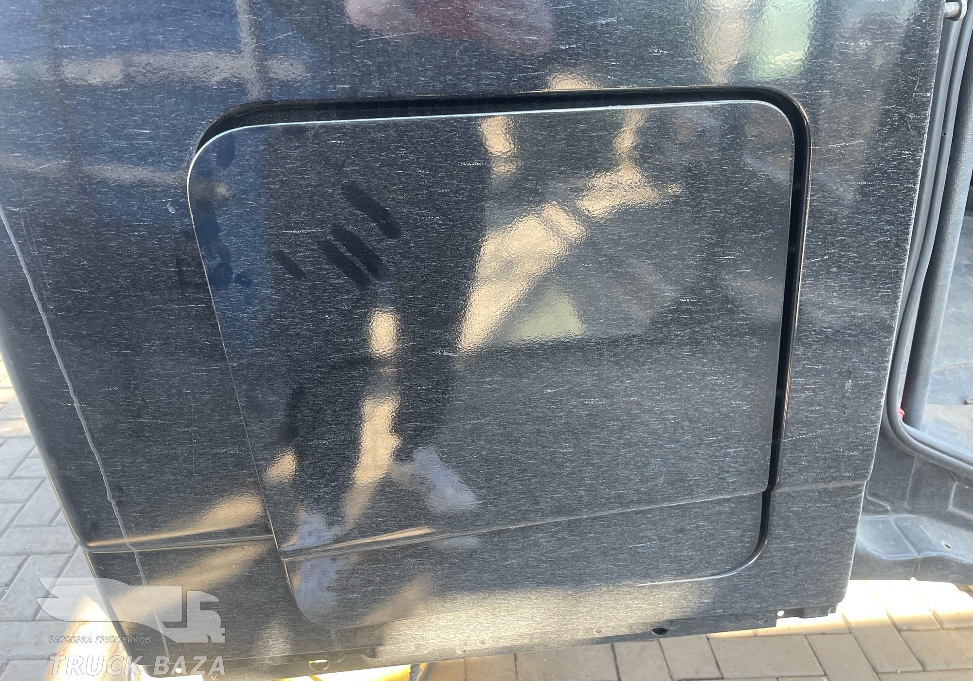 A9437500502 Крышка инструментального ящика правая для Mercedes-Benz Actros MP2 (с 2002 по 2008)