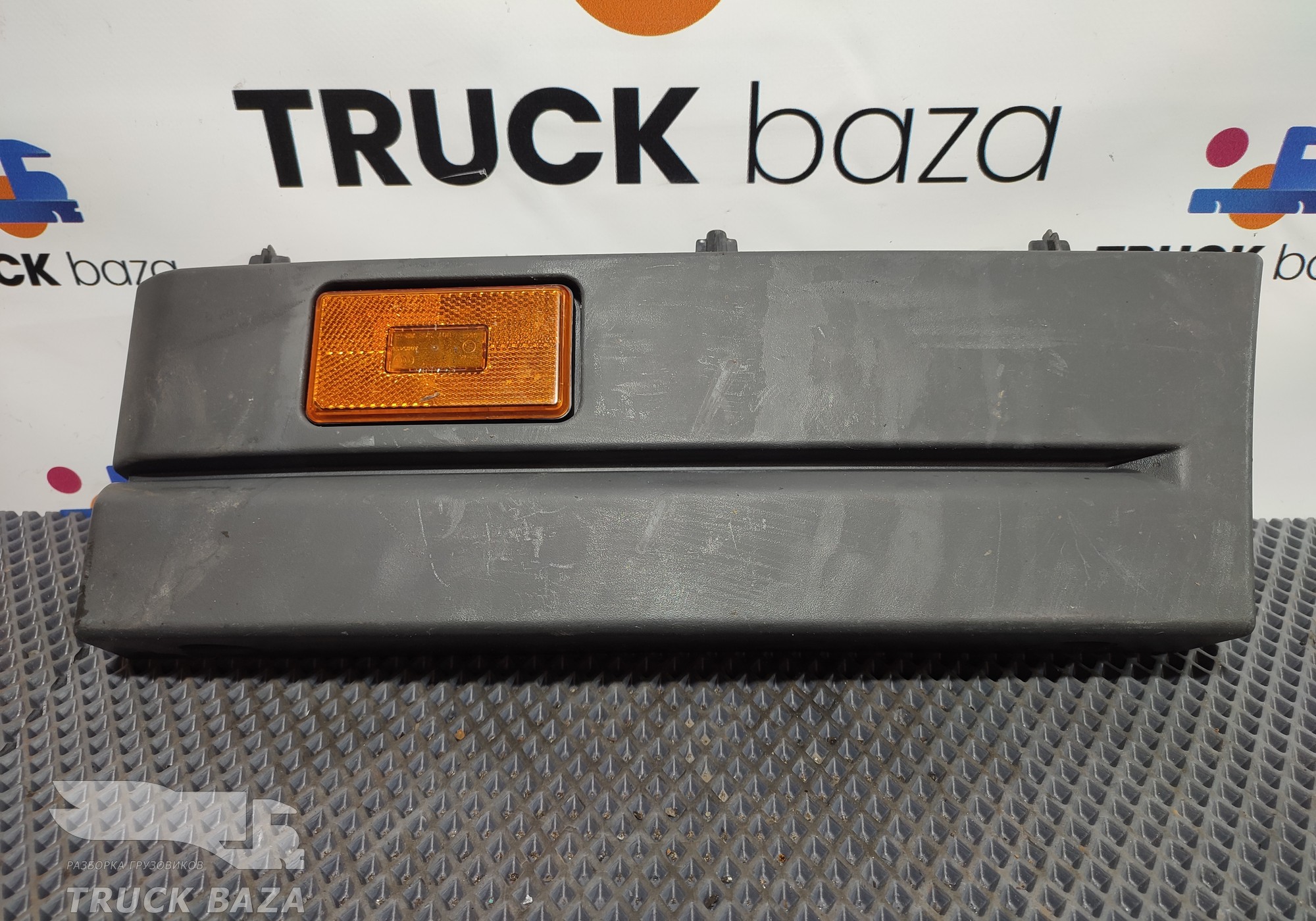 1779118 Накладка подножки левая