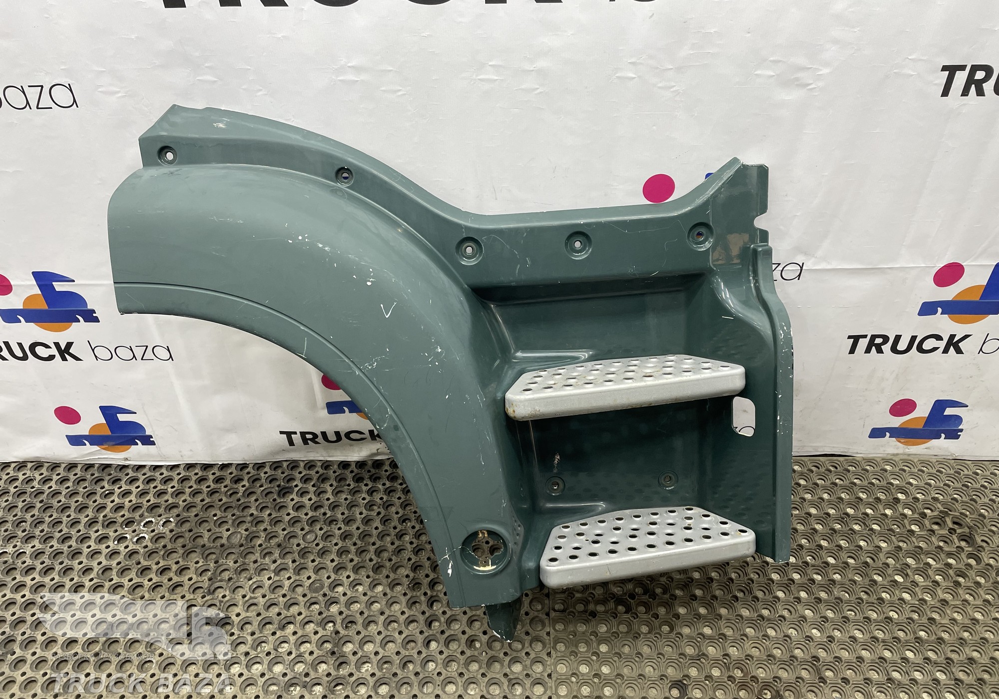 81615100474 Подножка кабины правая