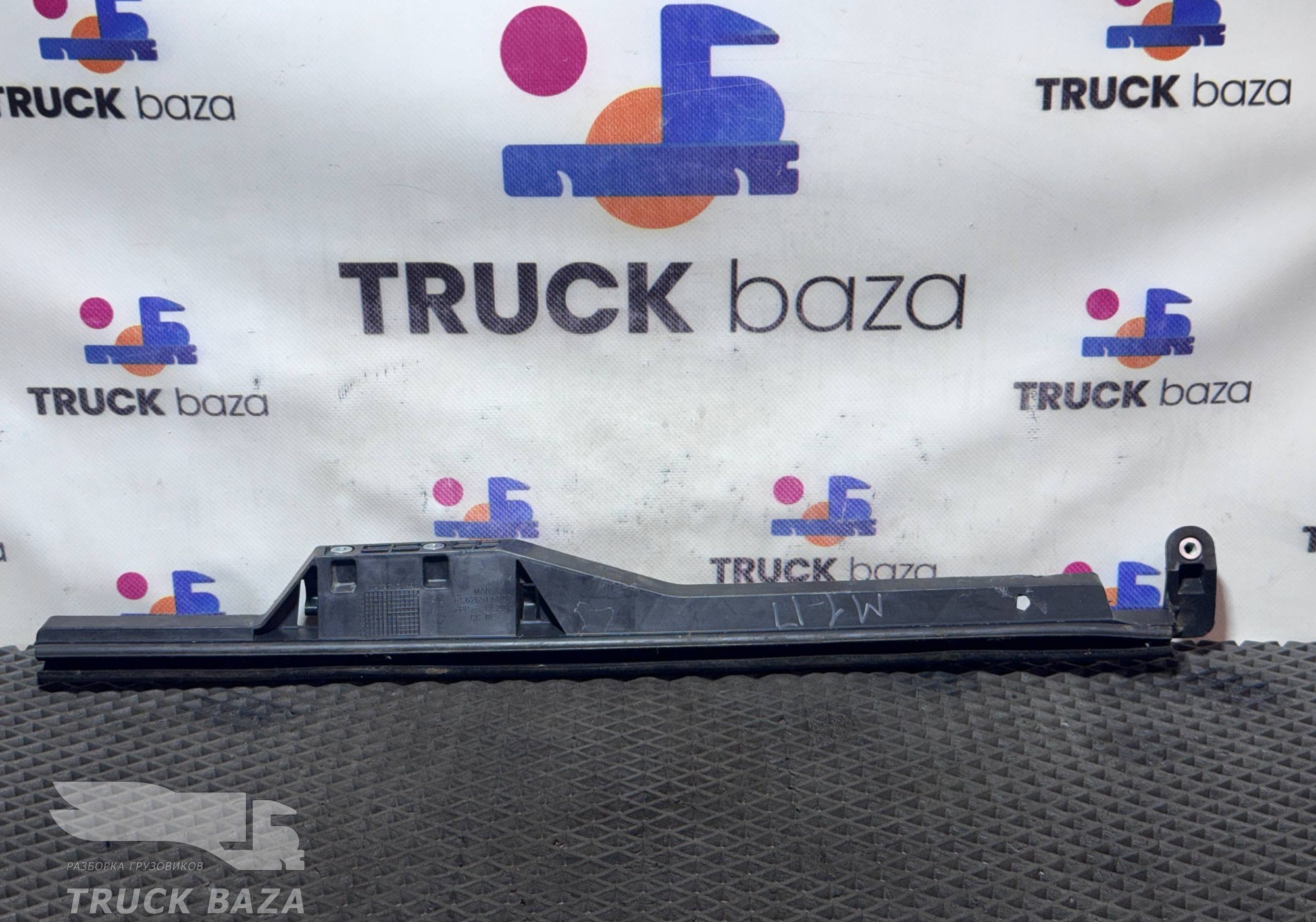 81626516008 Направляющая стекла двери левой