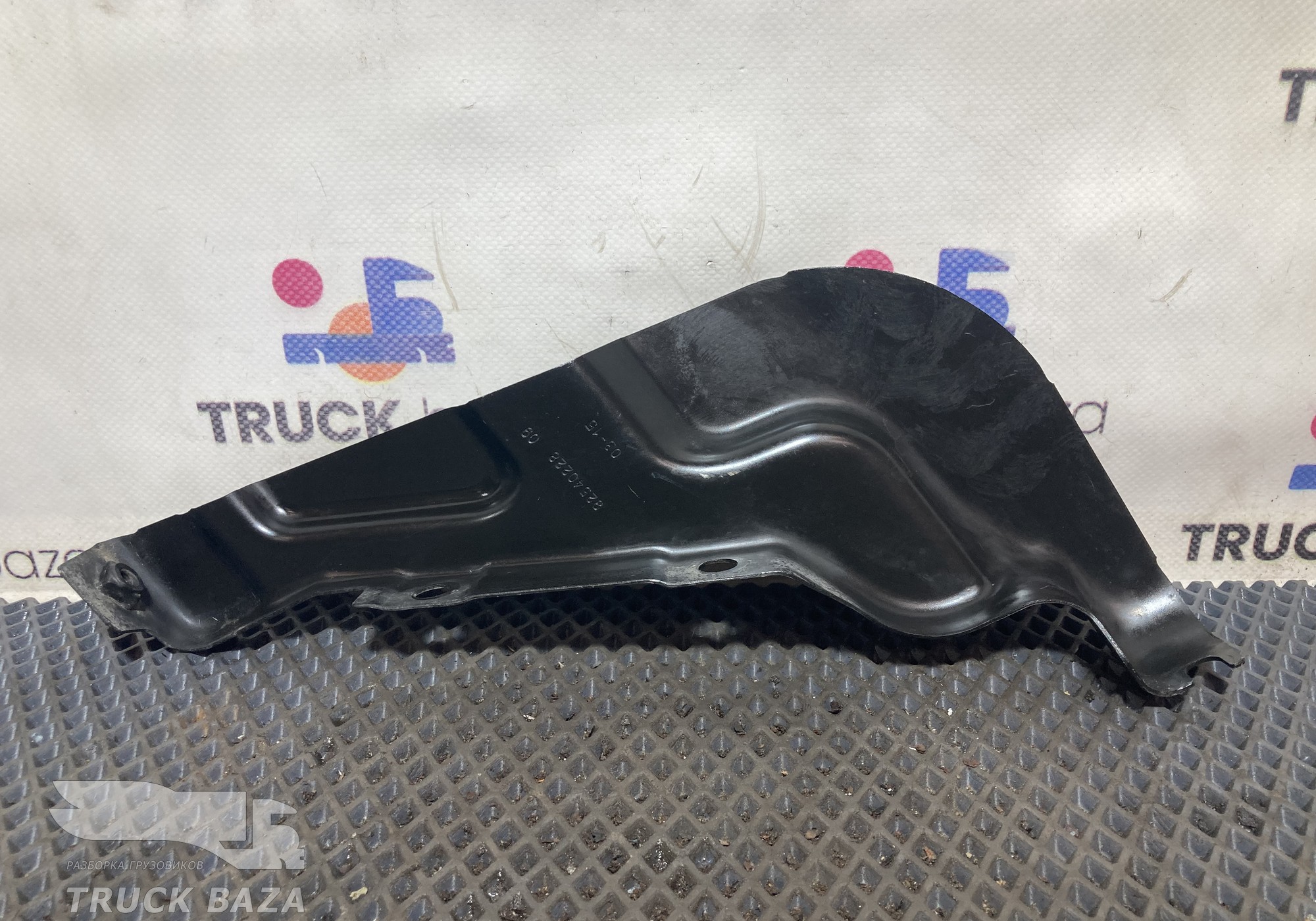 82540228 Кронштейн двери для Renault T (с 2013)