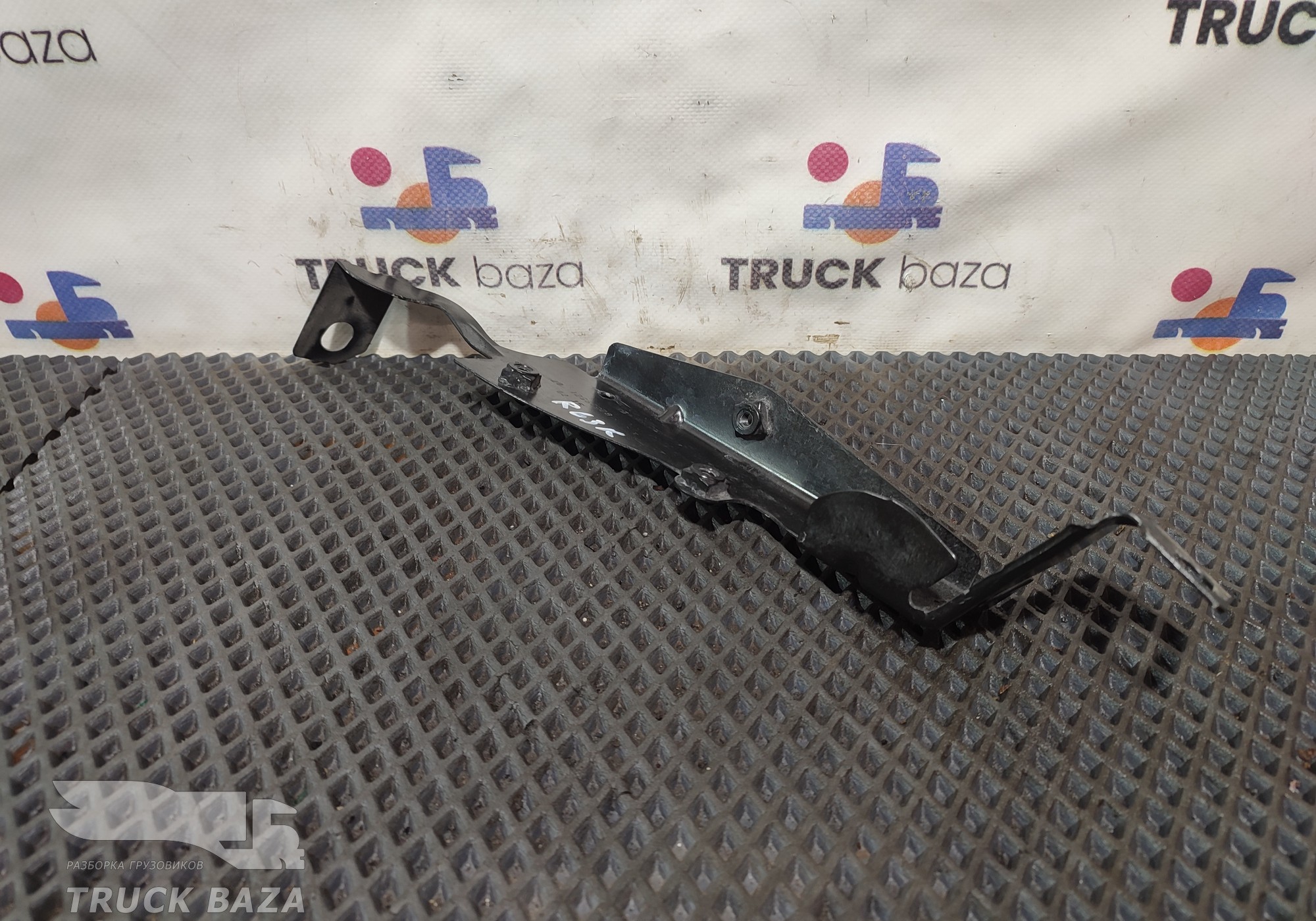 82539521 Кронштейн обшивки двери правой для Renault T (с 2013)