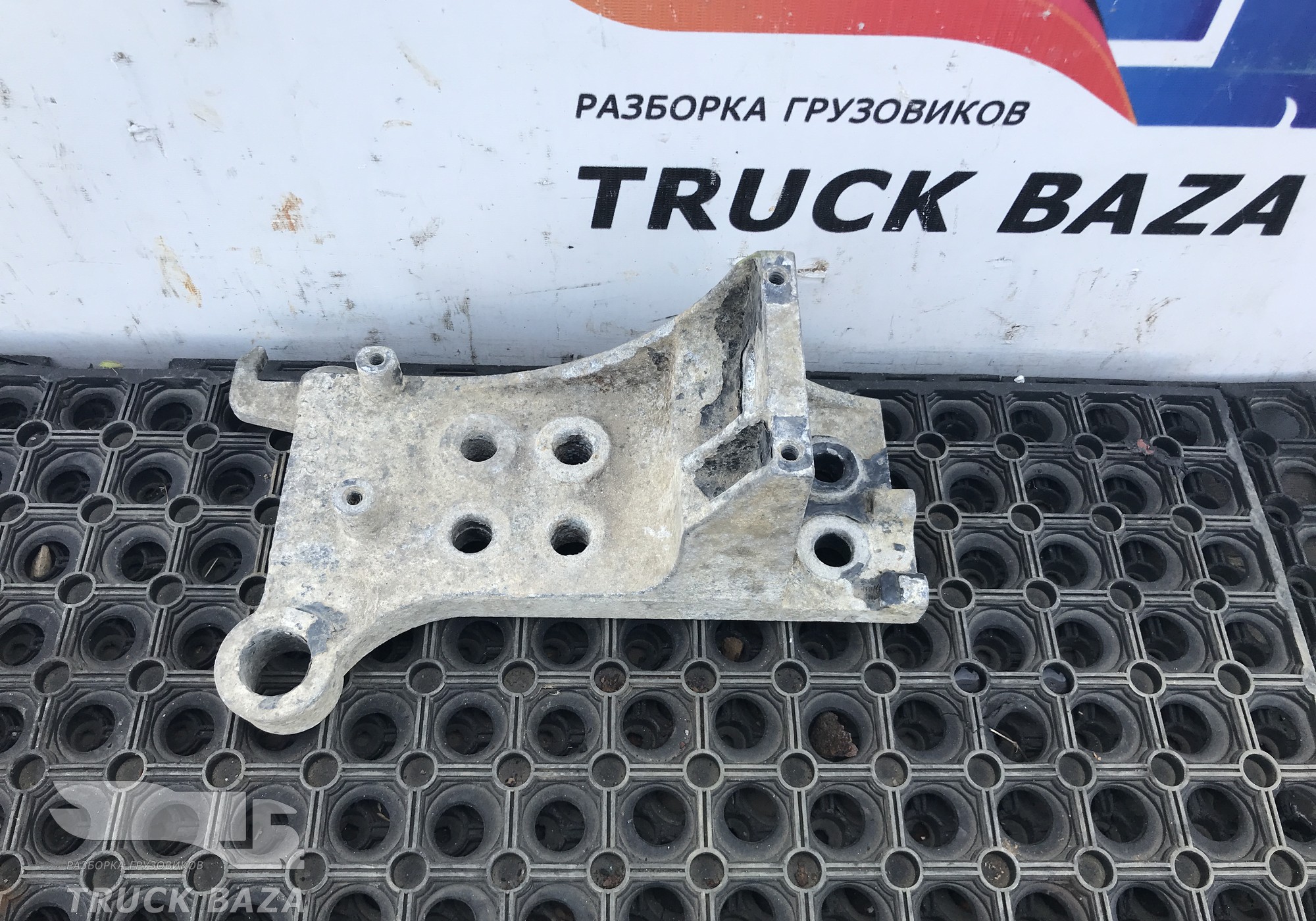 1735002 Кронштейн бампера левый для Daf 95