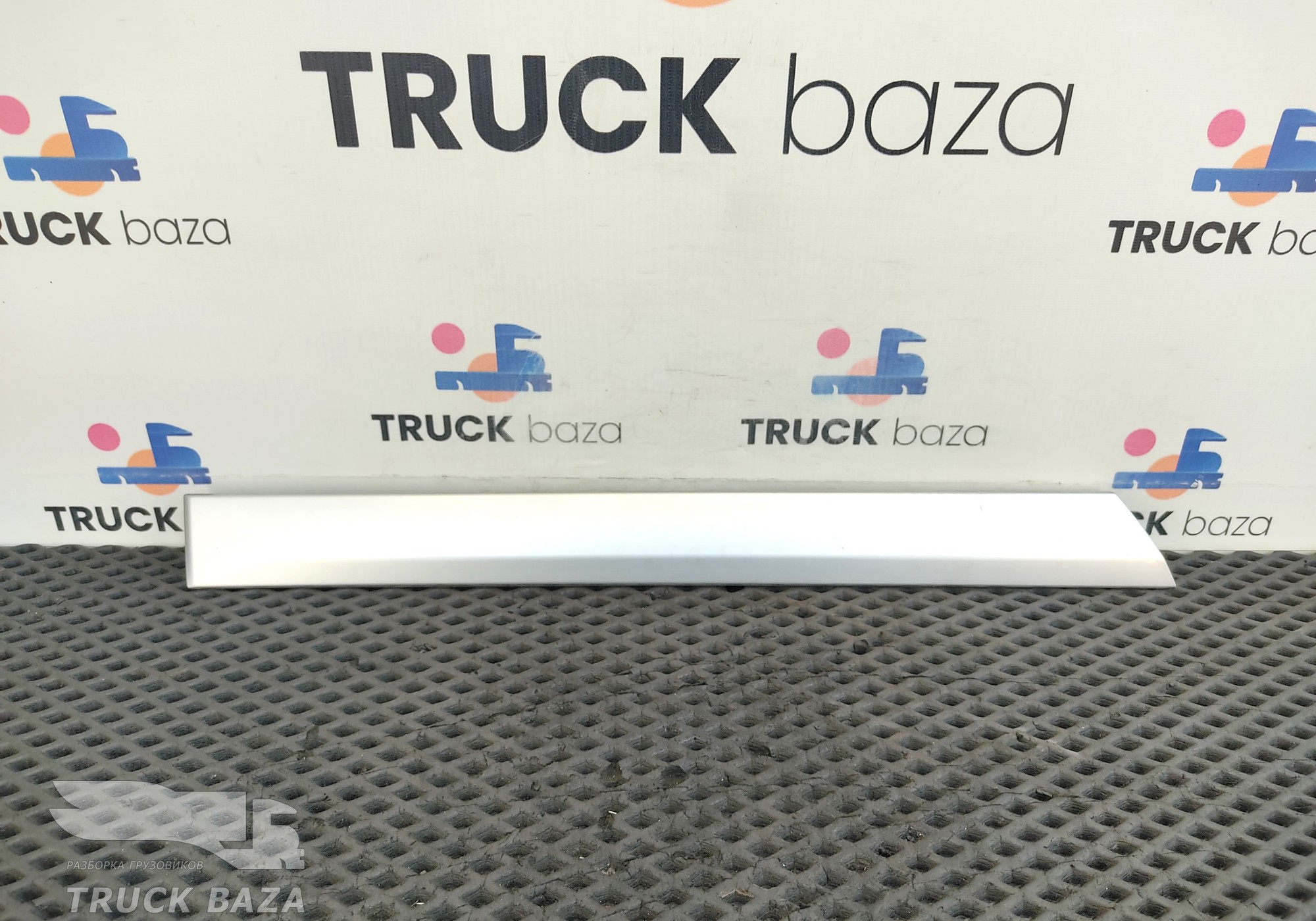 81626810009 Накладка обшивки двери левой