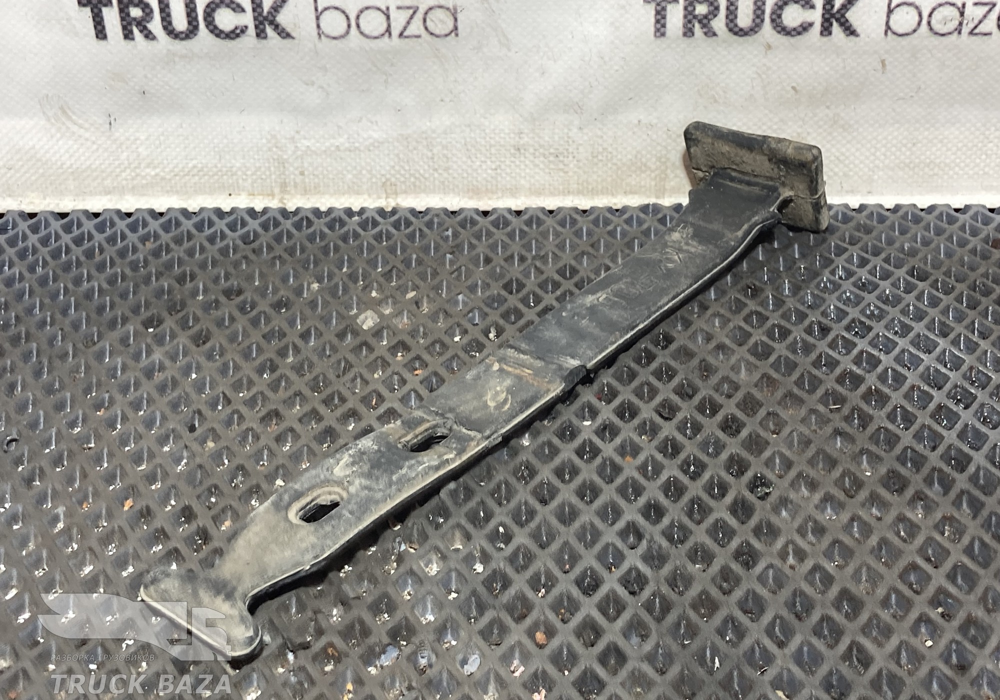 KM70013 Хомут заднего крыла