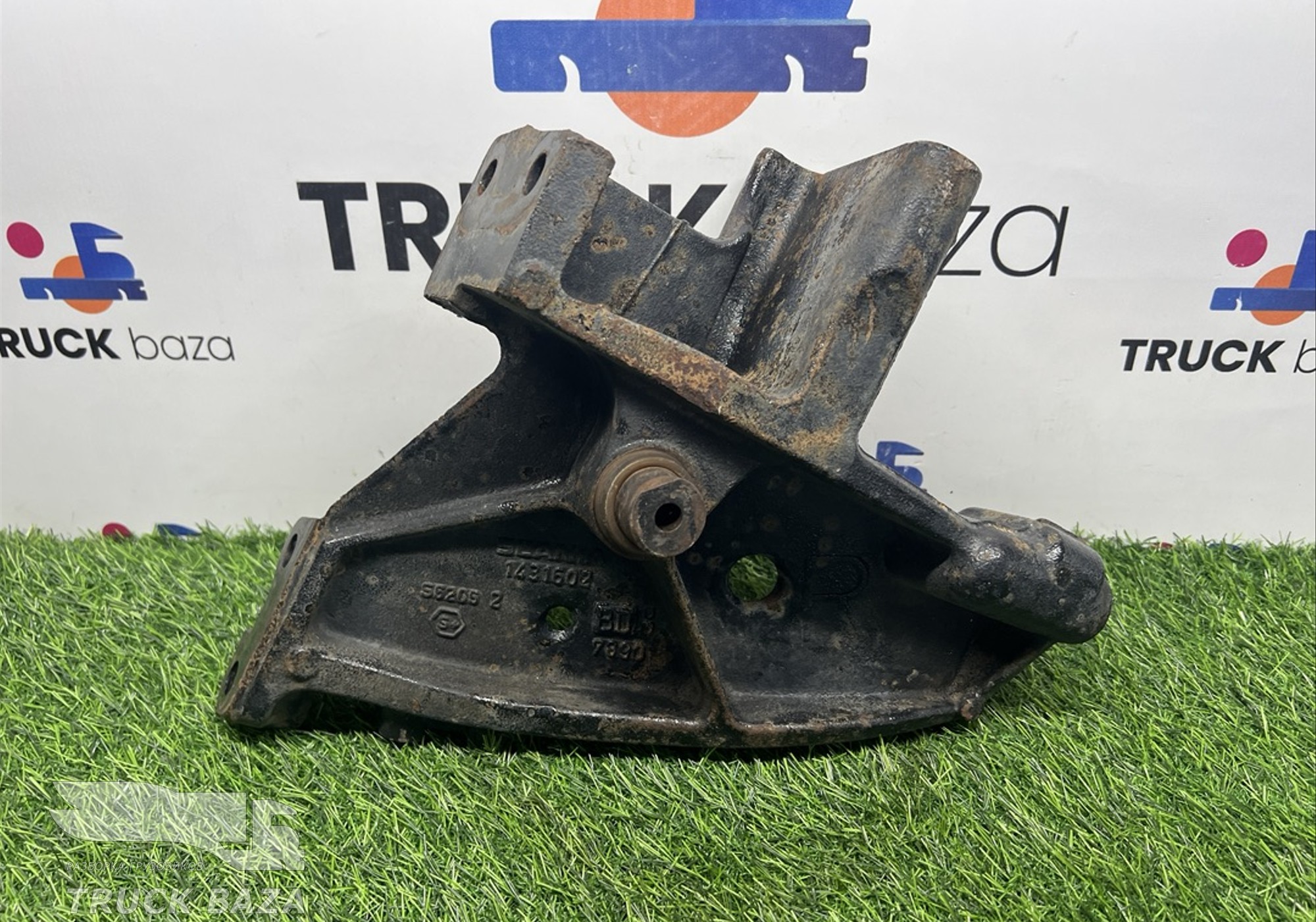 1431602 Кронштейн переднего бампера правый