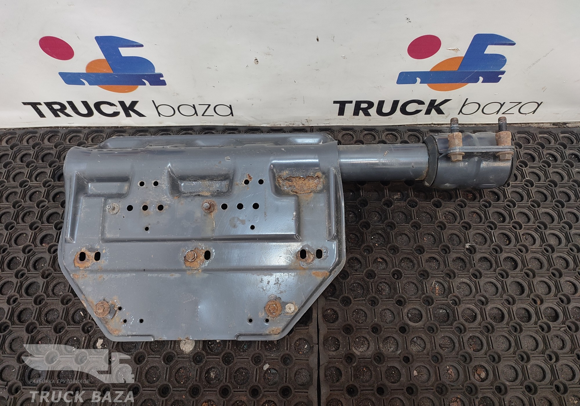 2476495 Кронштейн крыла заднего левый