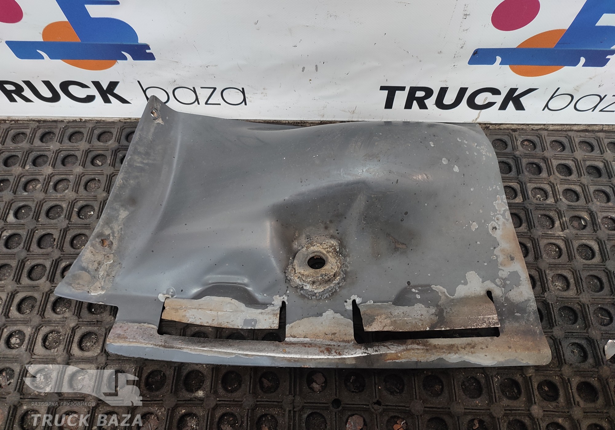 1371572 Брызговик передний правый