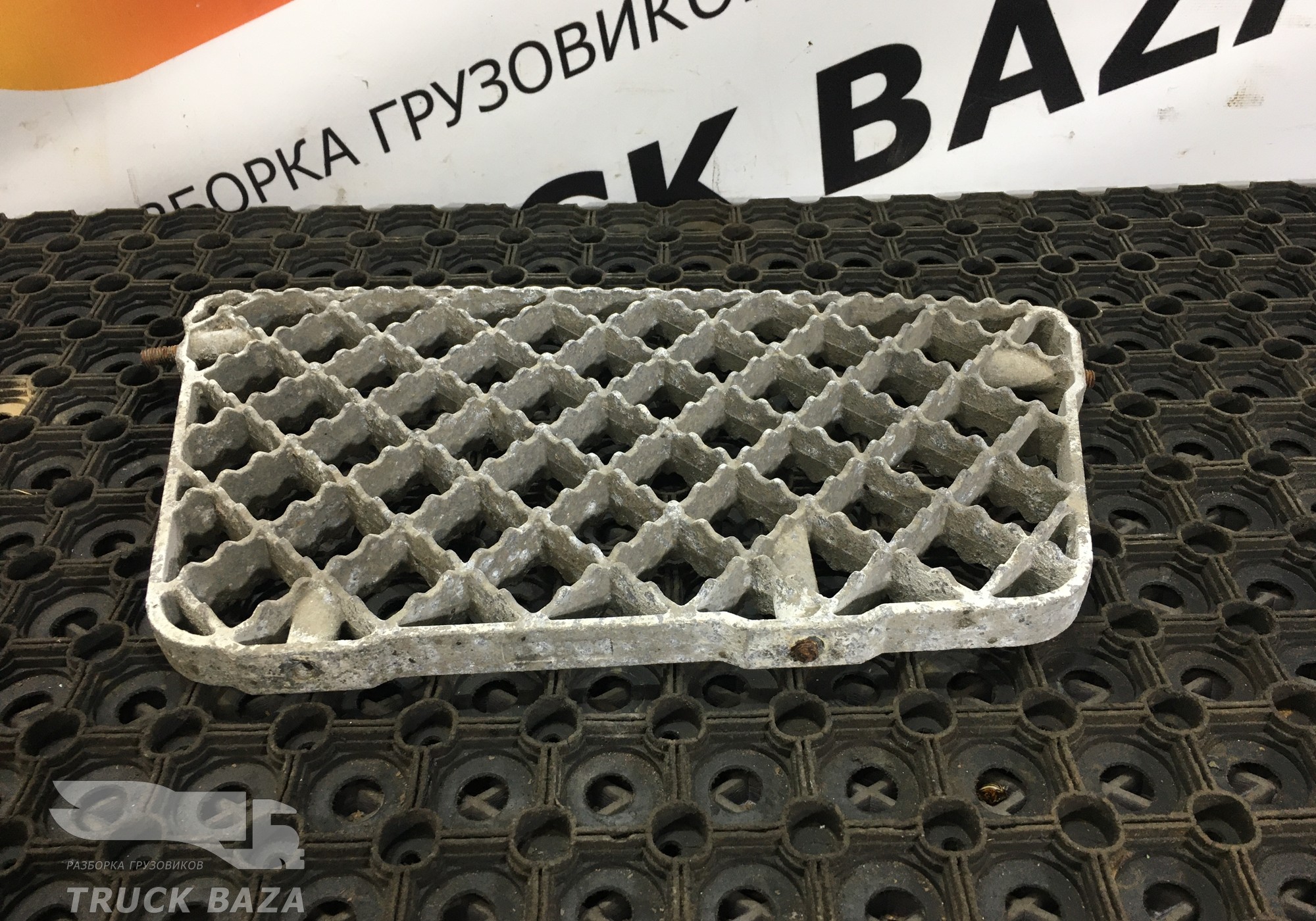 8142611 Площадка подножки для Iveco