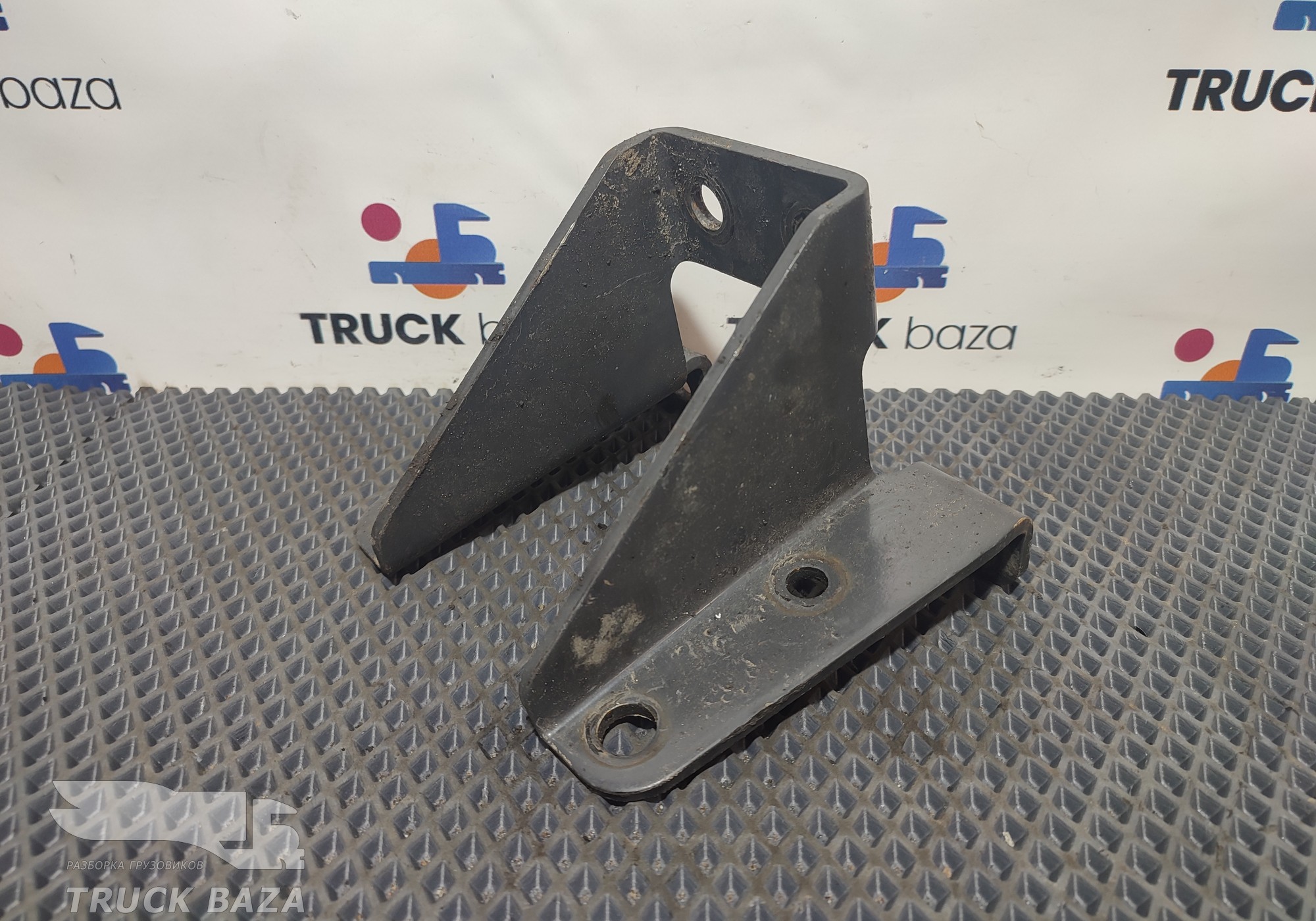 1854878 Кронштейн крыла заднего