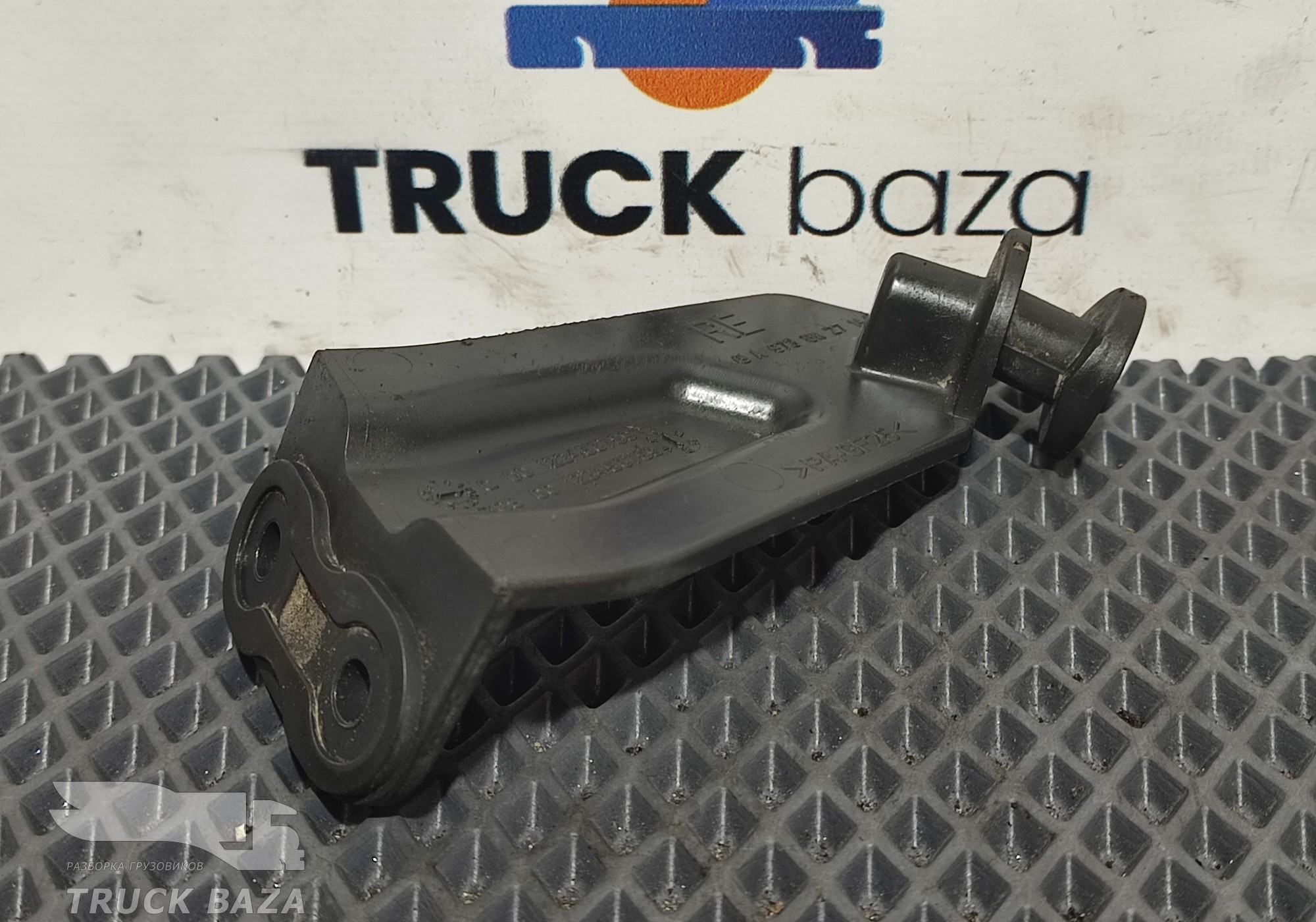 9738112714 Кронштейн солнцезащитного козырька правый