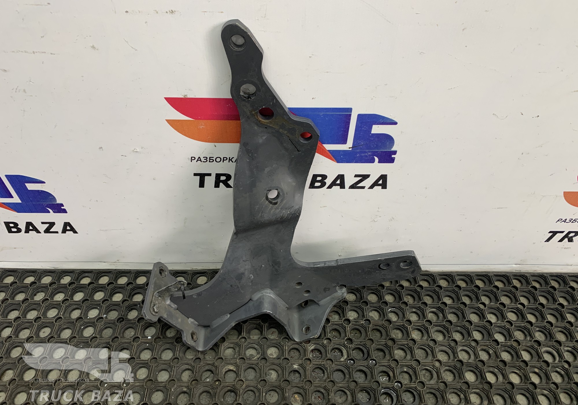 1802161 Кронштейн усилителя бампера правый для Scania 5-series G (с 2004 по 2016)