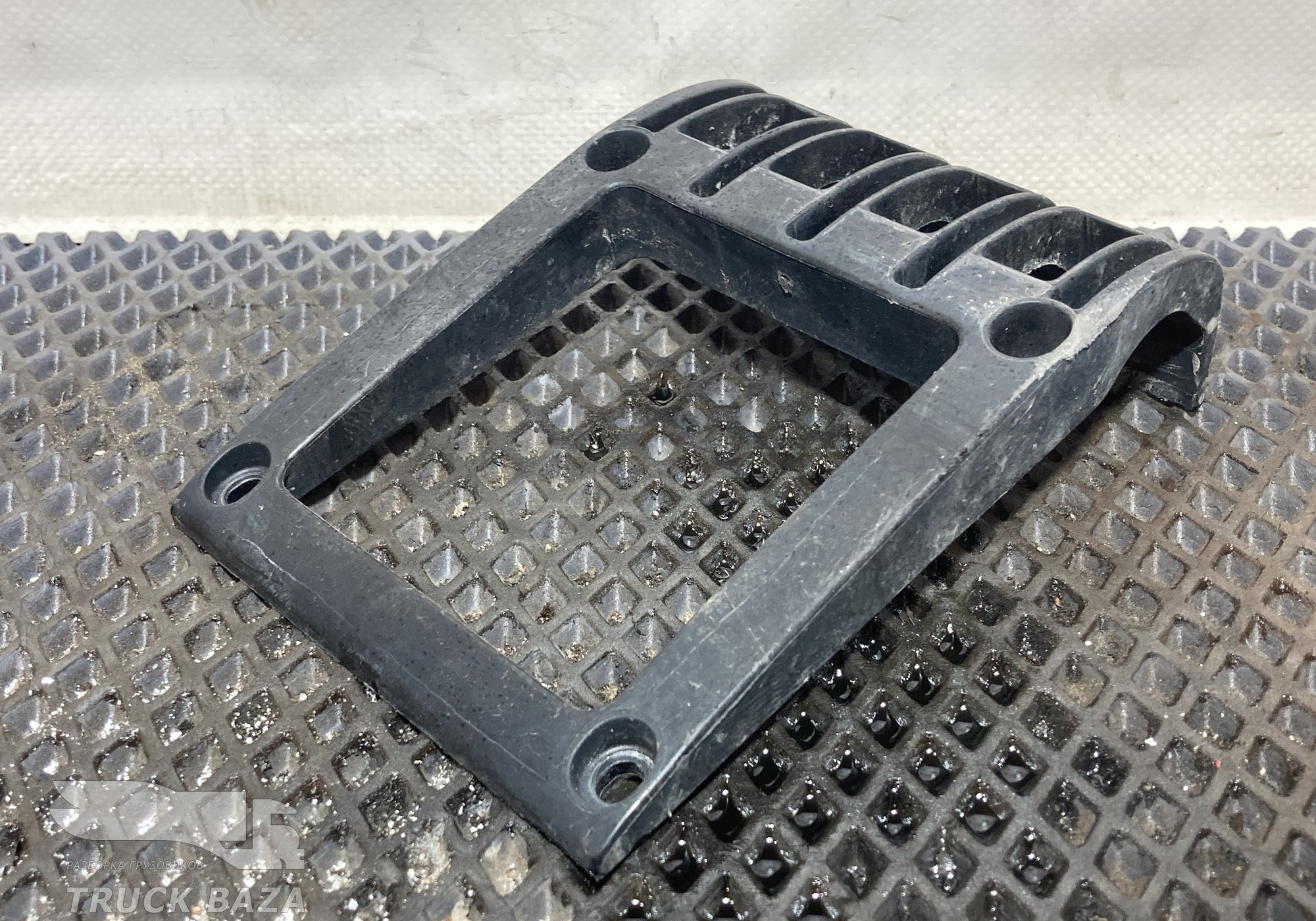 81637310375 Кронштейн зеркала прижимной для Man TGS II (с 2012)