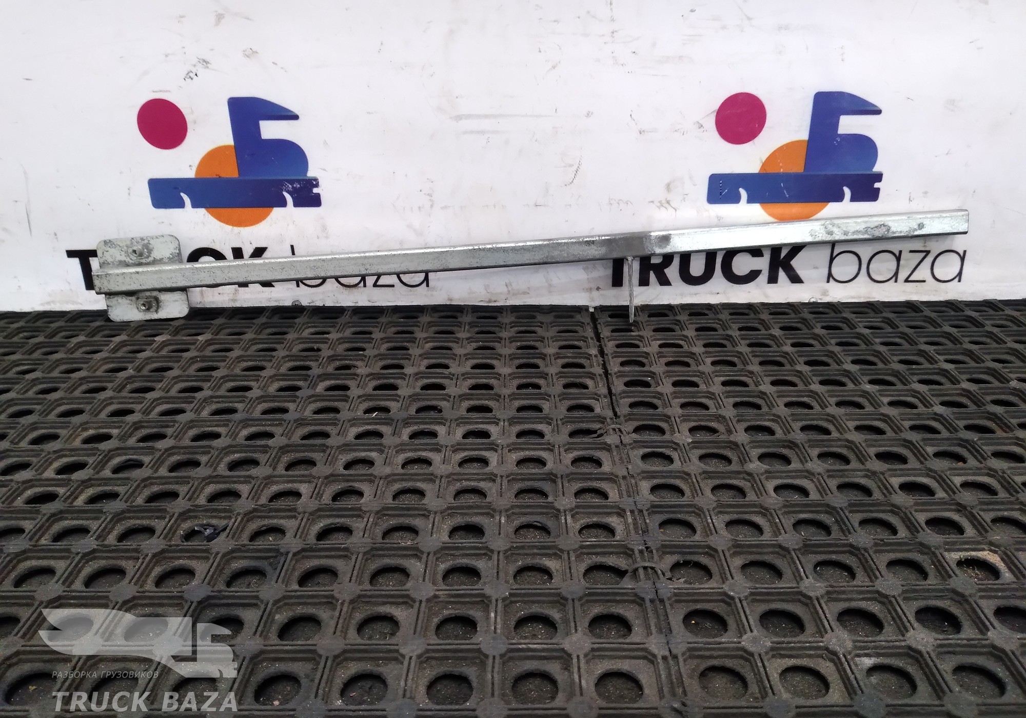 1297303 Кронштейн продолжения двери правой для Daf XF106