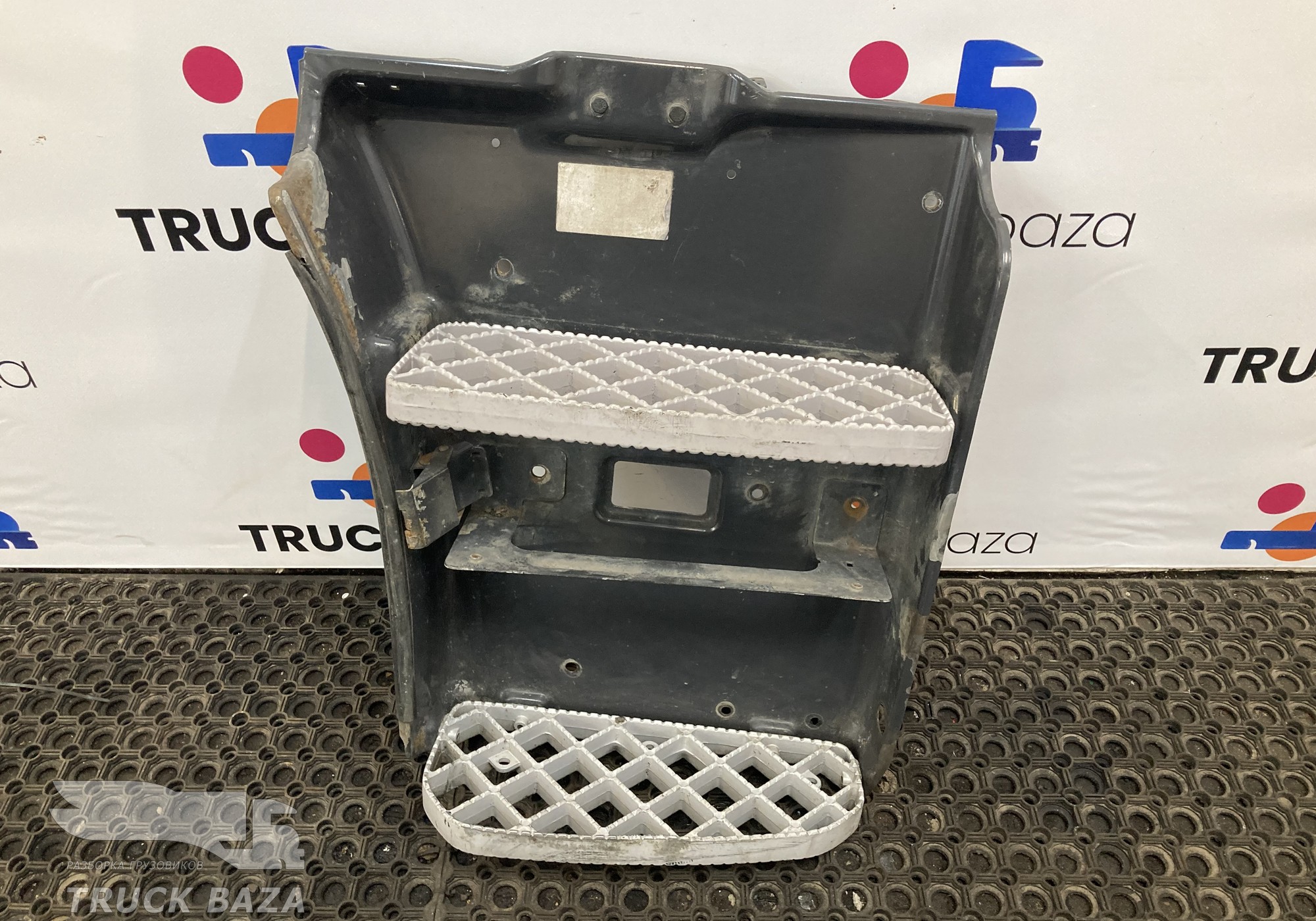 1498180 Корпус подножек правый