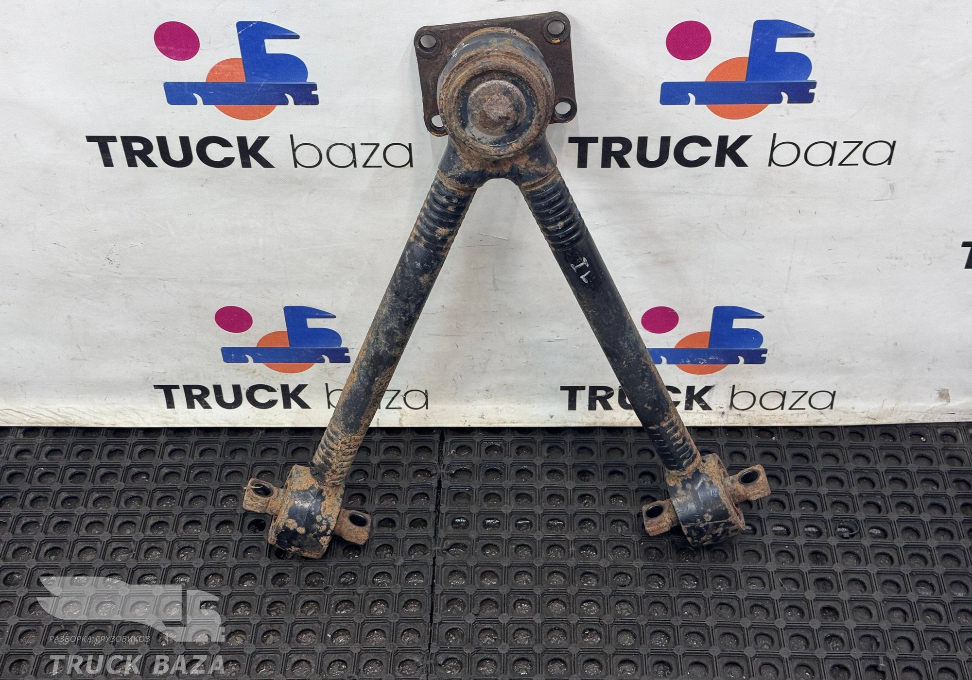 81432706114 Тяга реактивная V образная